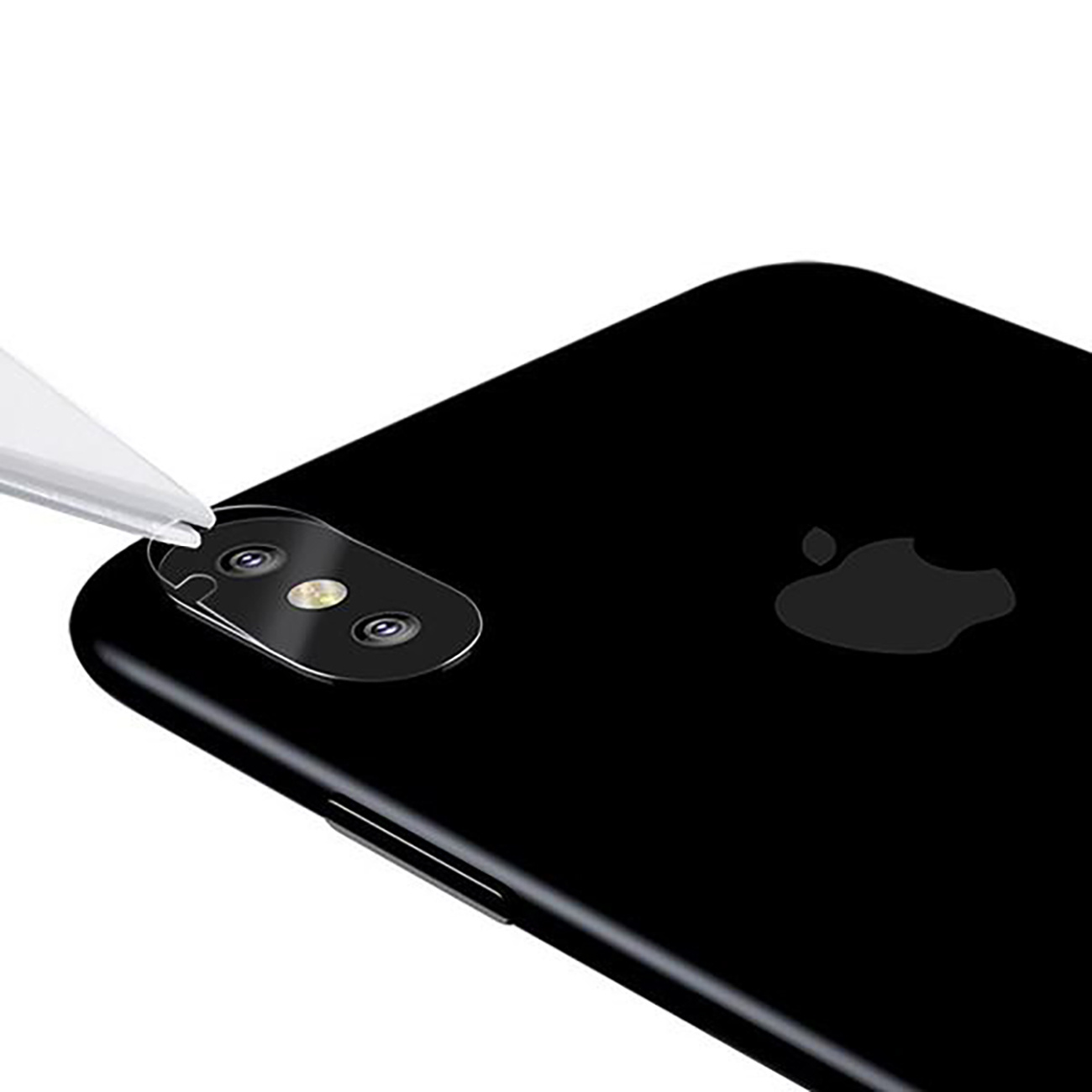Czarny iPhone, na który nakładana jest folia ochronna na obiektywy aparatu.