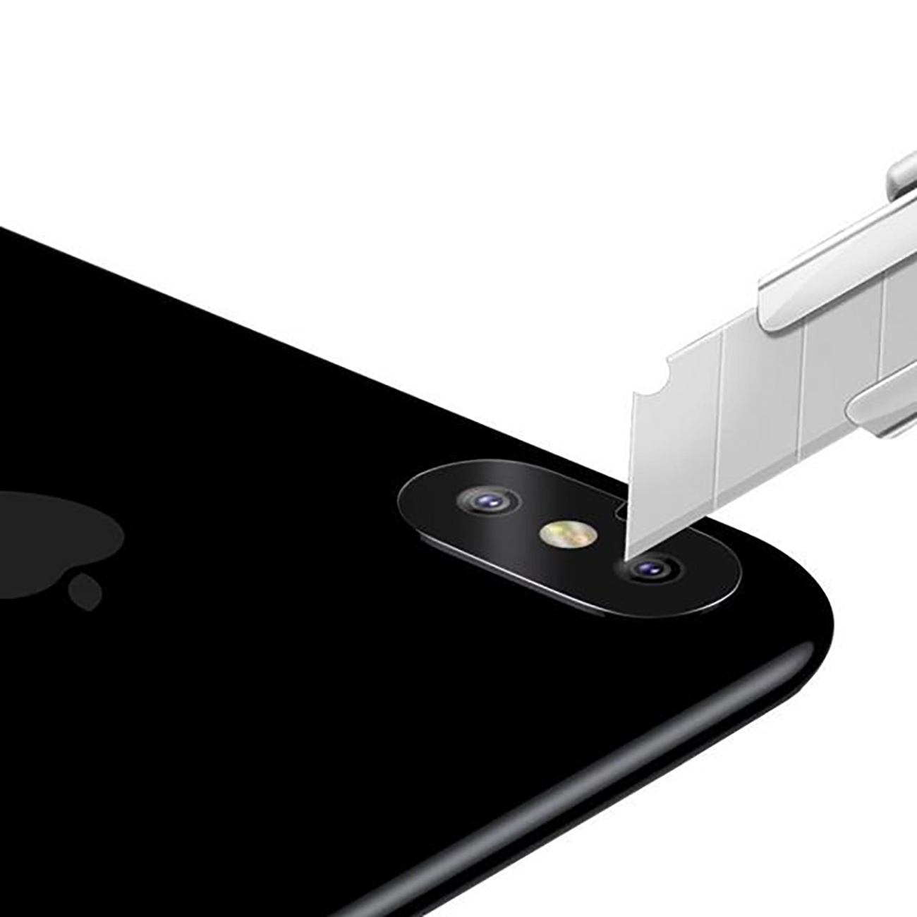 Zbliżenie czarnego telefonu z obiektywem aparatu ciętym nożem.