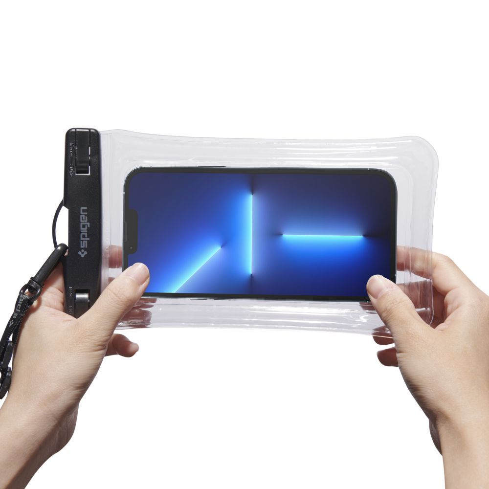 Ręce trzymające przezroczyste, wodoodporne etui na telefon z telefonem w środku, wyświetlającym niebieski wzór świetlny.