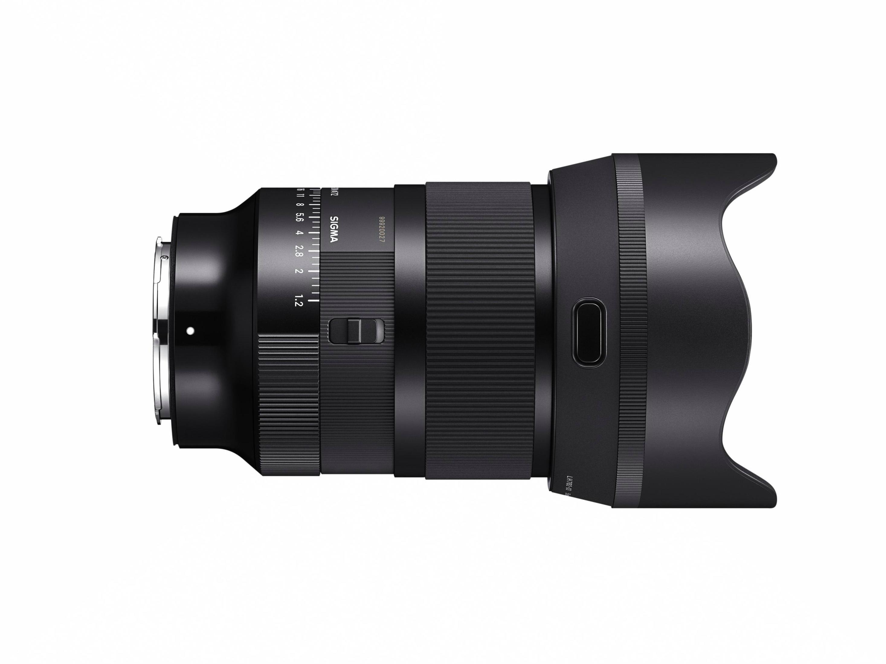 Un obiettivo nero per fotocamera con paraluce collegato, posto su uno sfondo bianco.