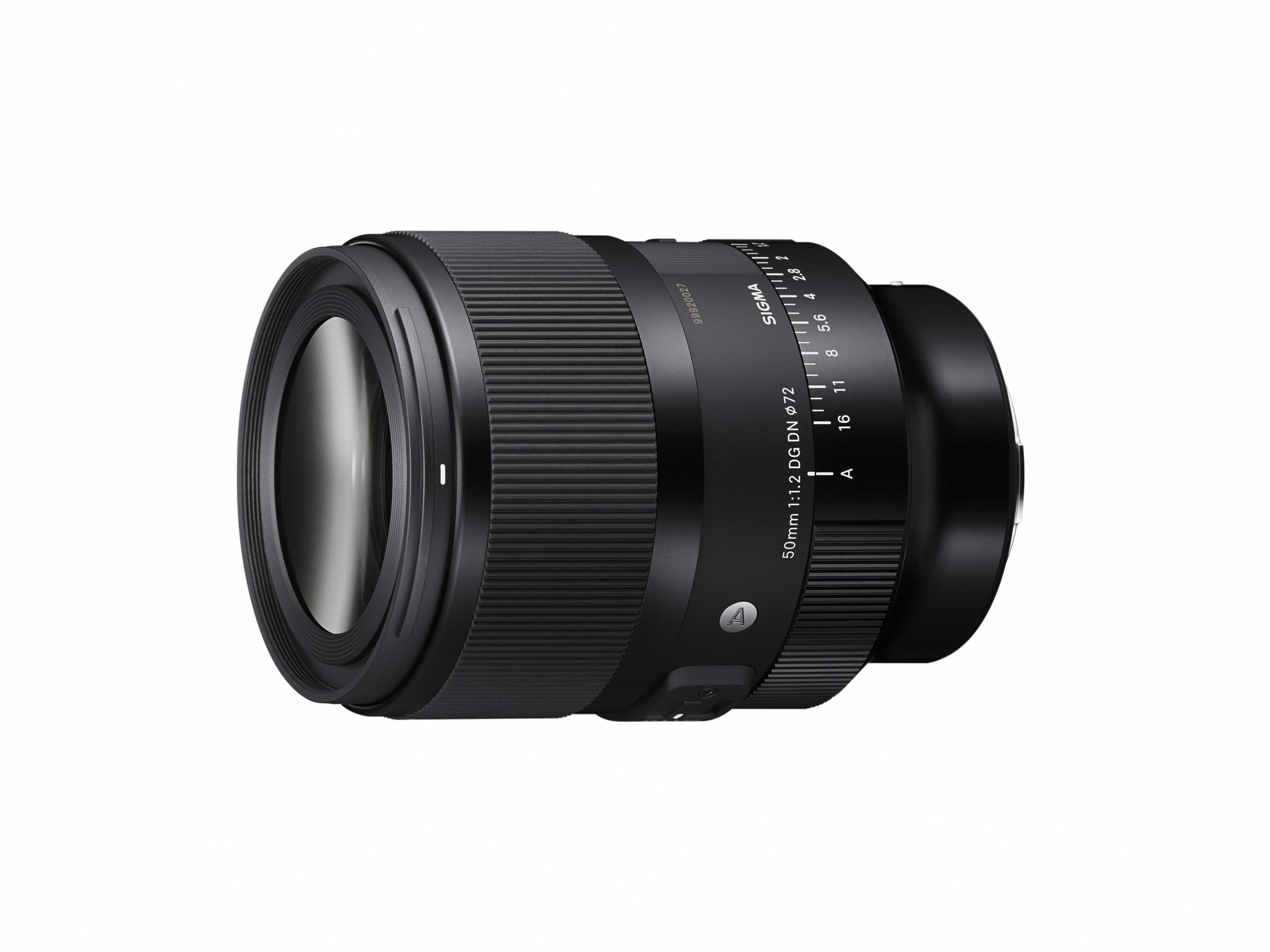 Un obiettivo nero per fotocamera su sfondo bianco. È un obiettivo Sigma da 50 mm.