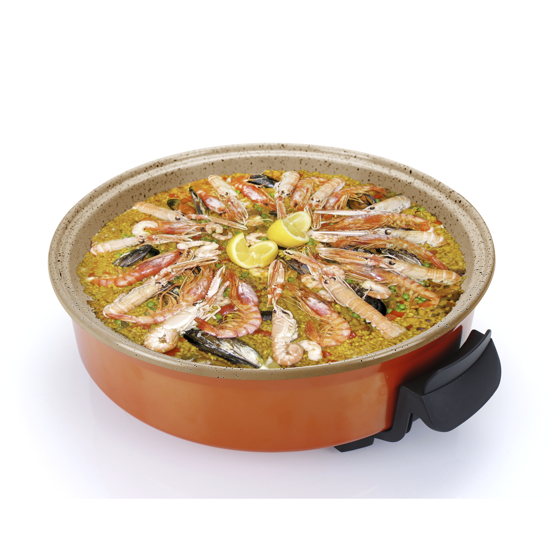 Paella de mariscos en sartén naranja con rodajas de limón, sobre fondo blanco.
