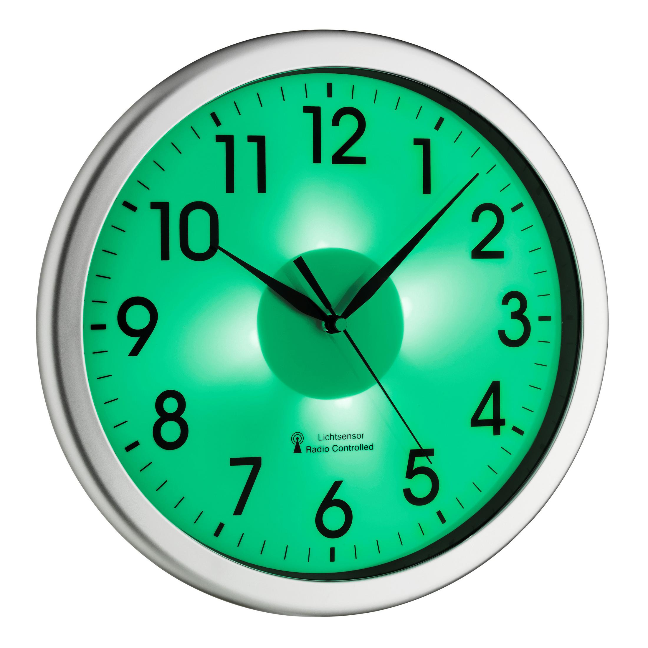 Runde Wanduhr mit grün beleuchtetem Zifferblatt und silbernem Rahmen.