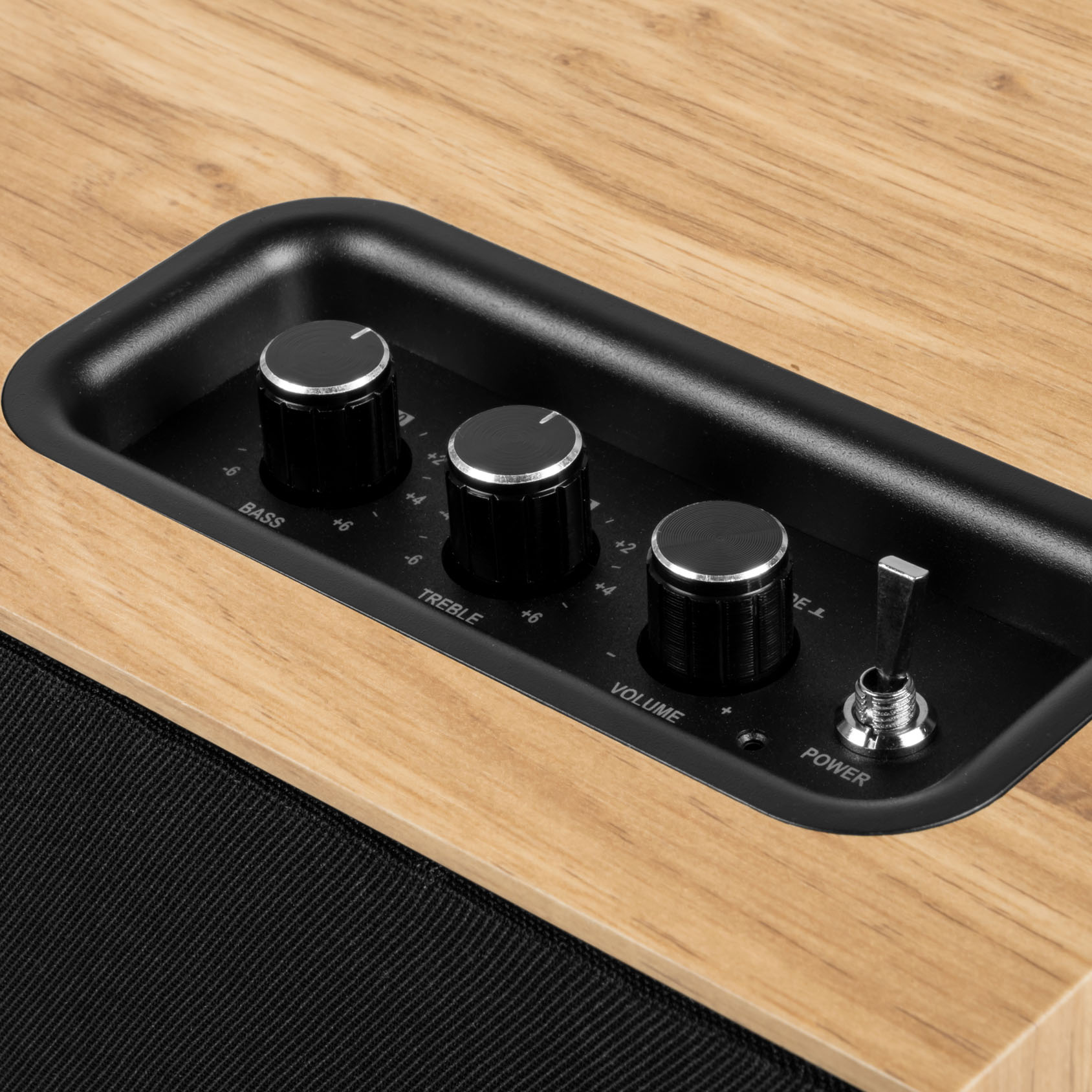Panel sterowania z trzema czarnymi pokrętłami (Bas, Tony wysokie, Głośność) i przełącznikiem zasilania.