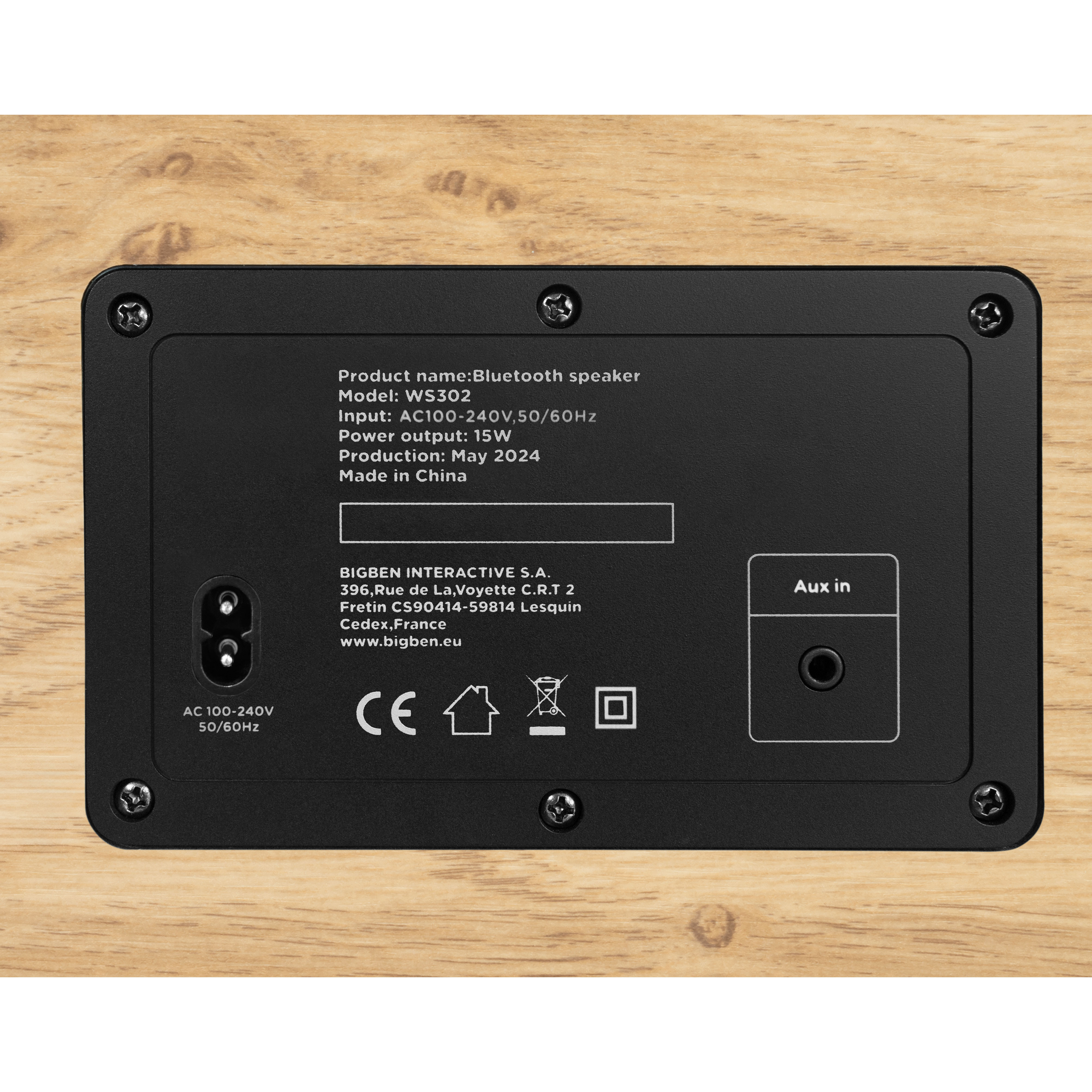 Tył głośnika. Wyświetla szczegóły produktu: model, wejście, wyjście, moc i producent.