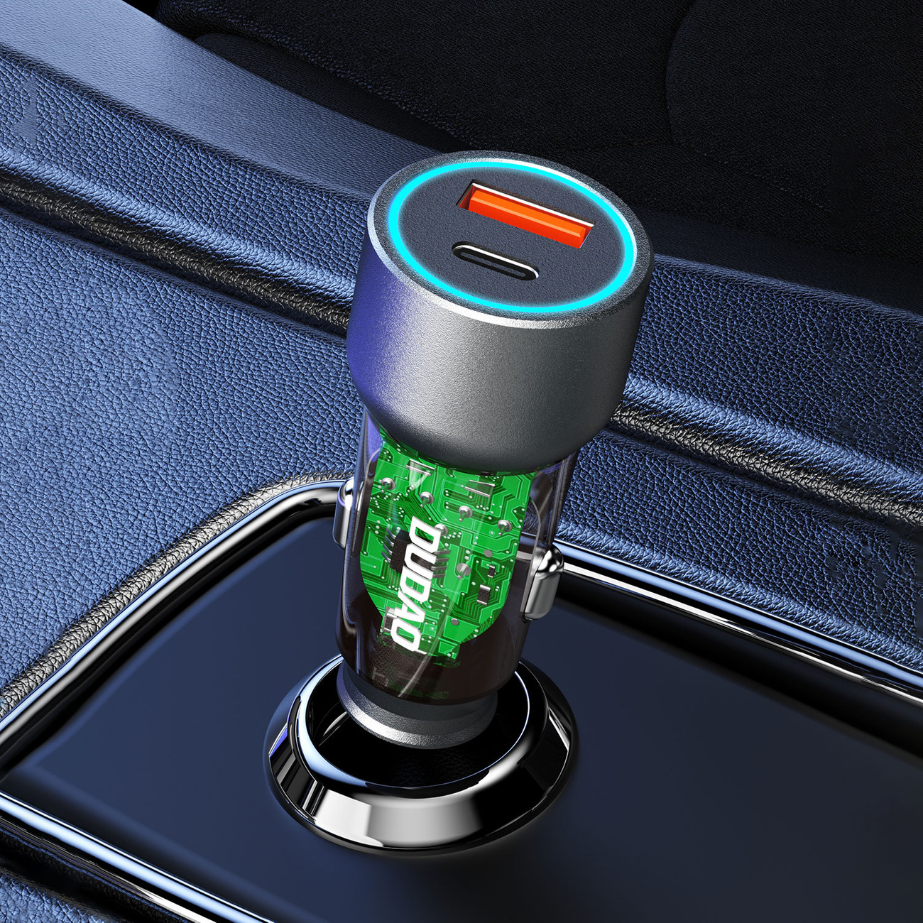 Ładowarka samochodowa z czerwonym i niebieskim portem ładowania. Obudowa ładowarki jest przezroczysta.