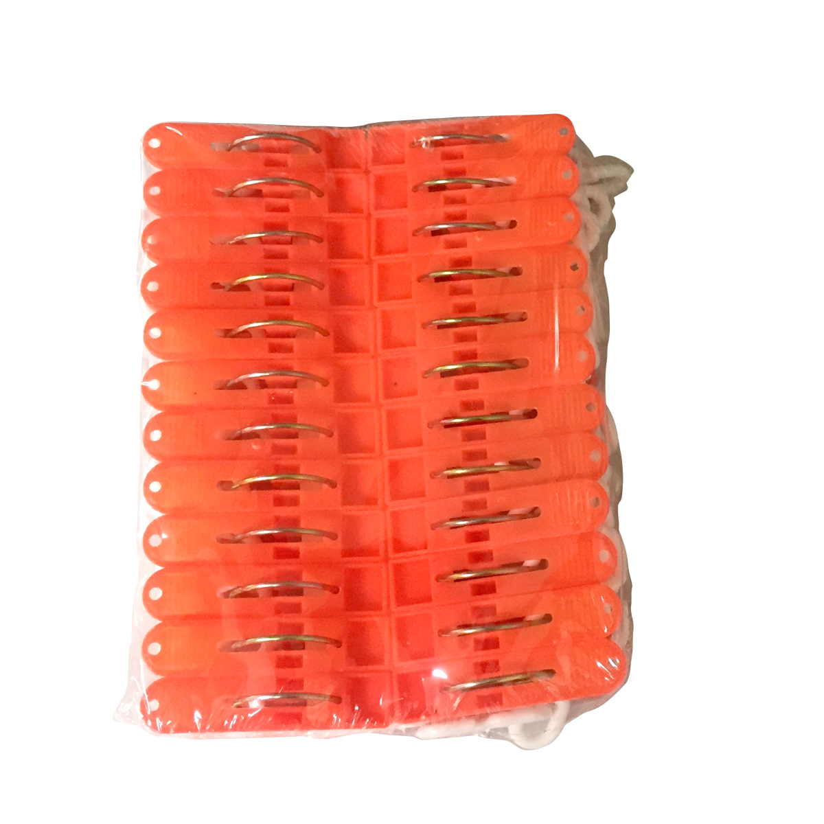 Paquete de pinzas de ropa naranjas con muelles metálicos dorados. Envoltorio de plástico.