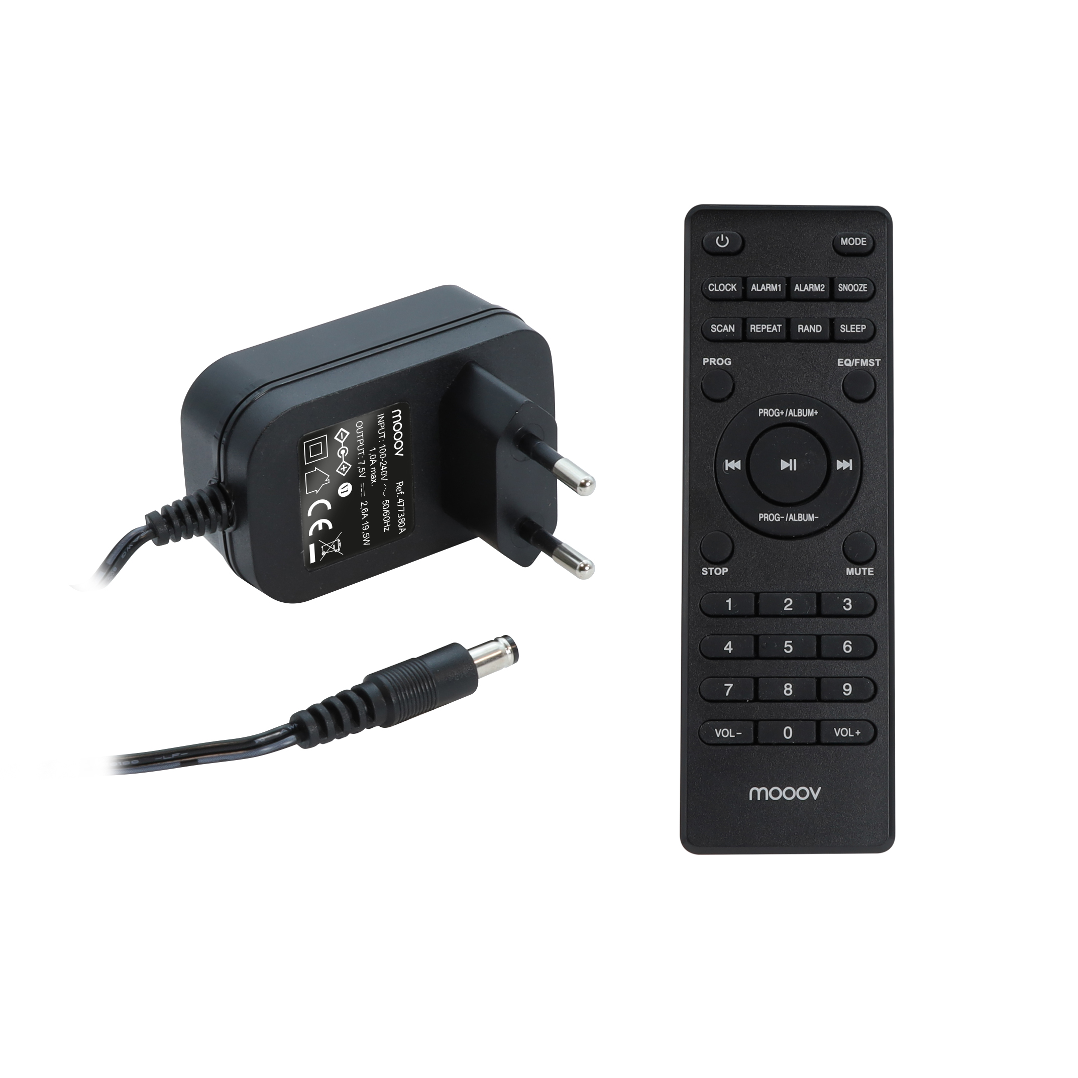 Adaptador de corriente negro y control remoto. Ambos sobre fondo blanco. El mando tiene botones.