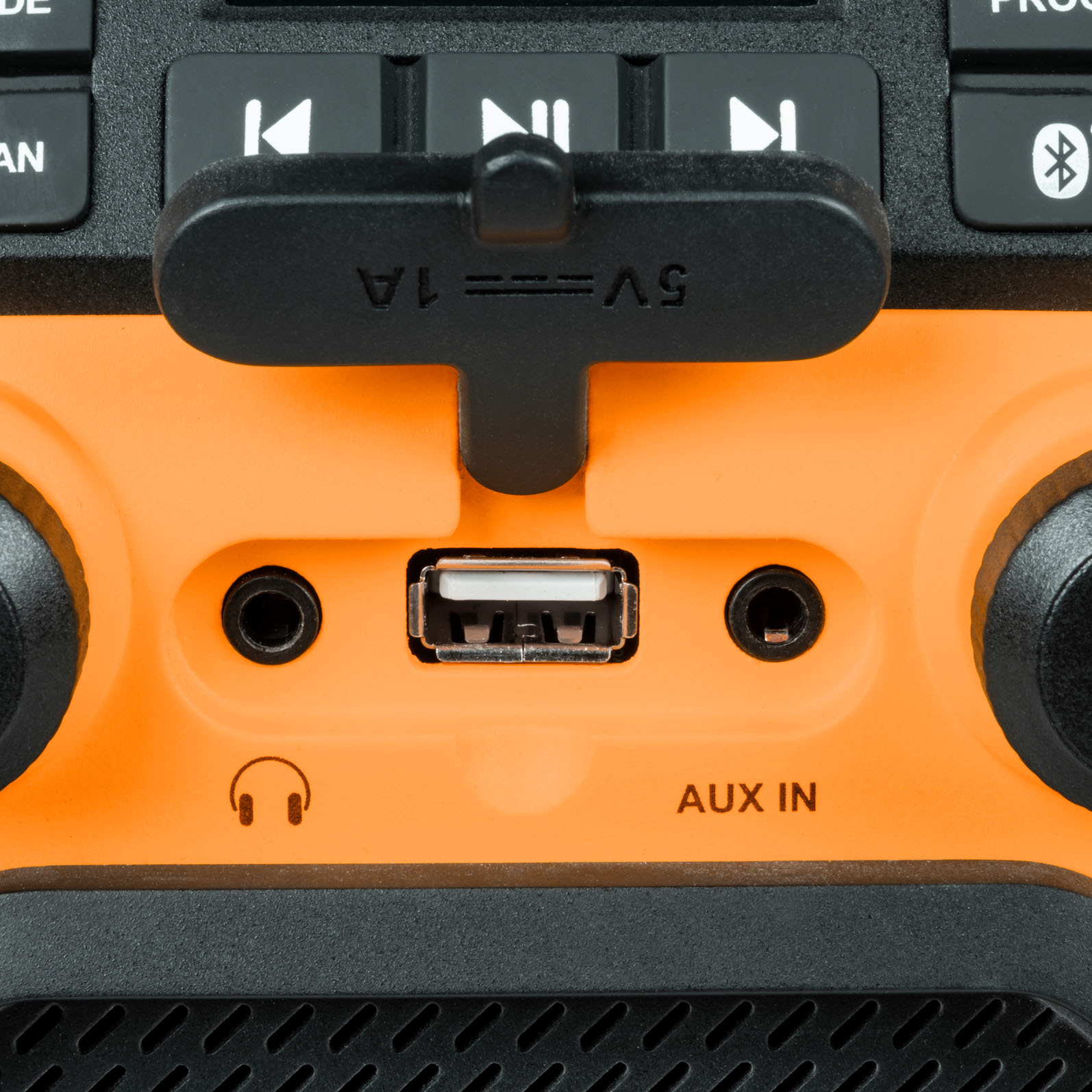 Zbliżenie radia Thomson. Pokazuje USB, aux in, gniazdo słuchawkowe i szczegóły przycisków.