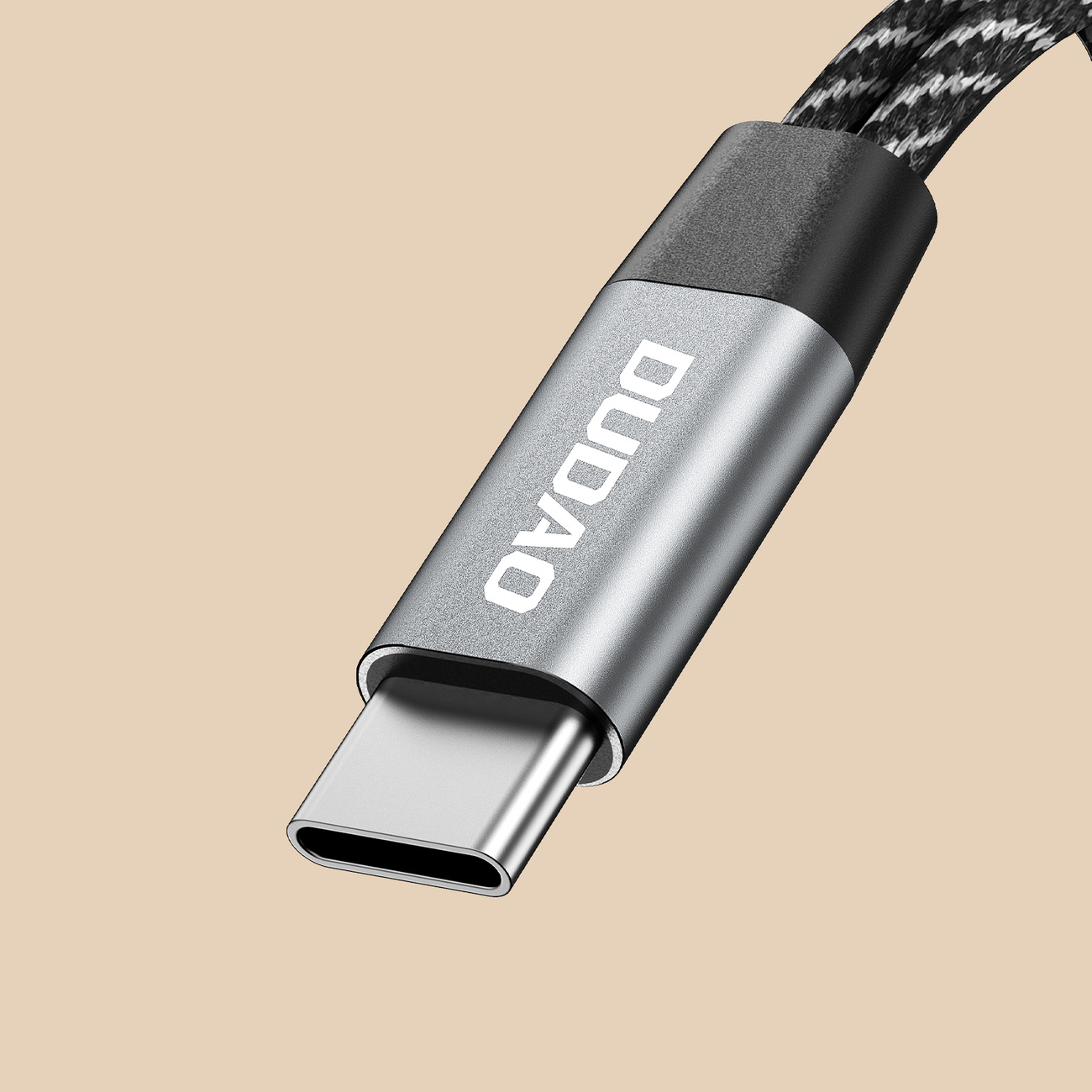 Zbliżenie złącza kabla USB-C DUDOA. Srebrny i czarny kolor. Jasnobrązowe tło.
