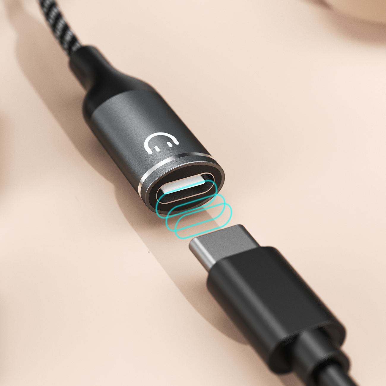 Pokazano adapter audio USB-C do 3,5 mm. Jeden koniec jest podłączony do urządzenia, drugi to złącze USB-C.