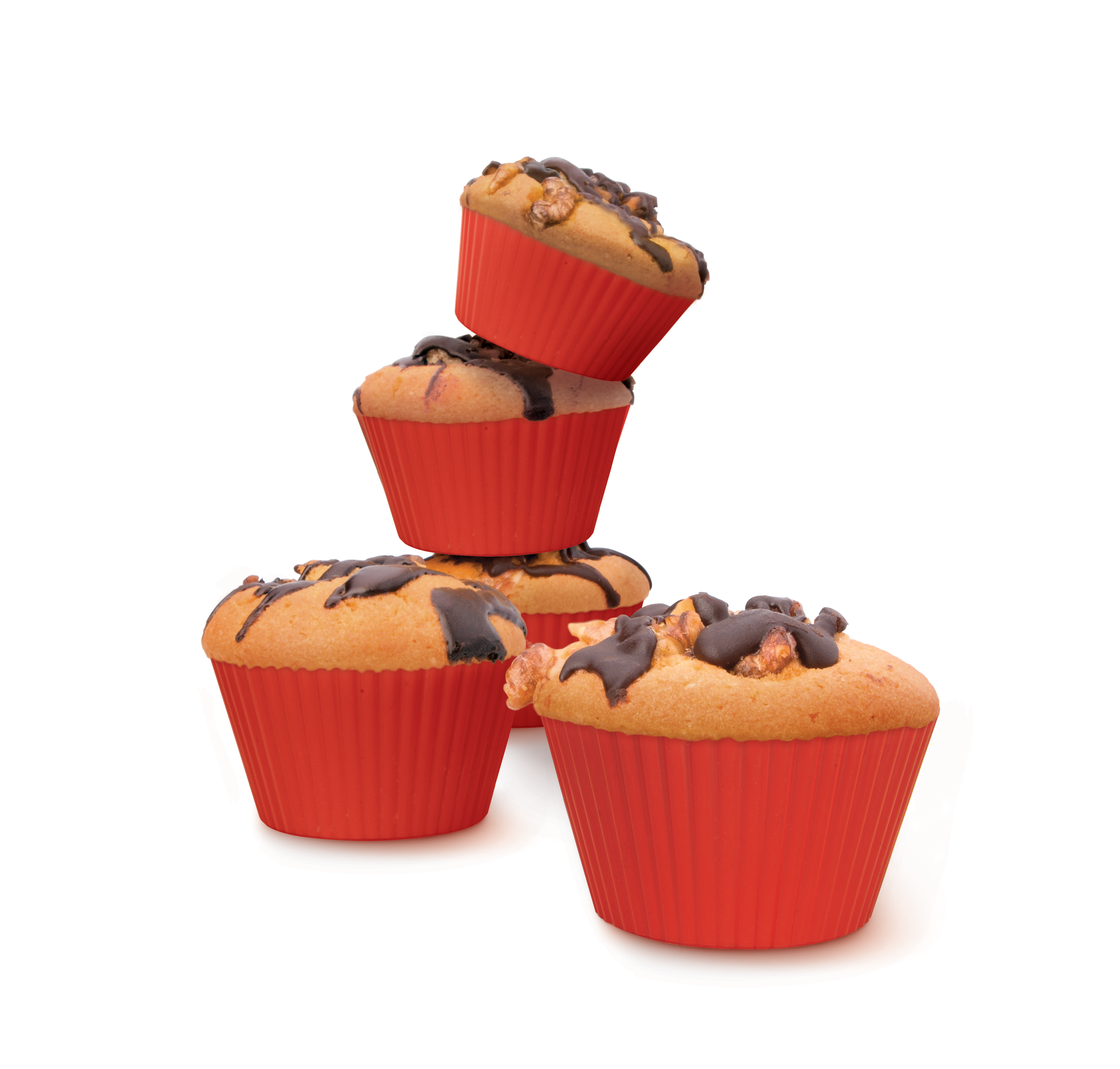 Babeczki w czerwonych papilotkach. Polewa czekoladowa i orzechy. Białe tło. Pyszne i gotowe do jedzenia.