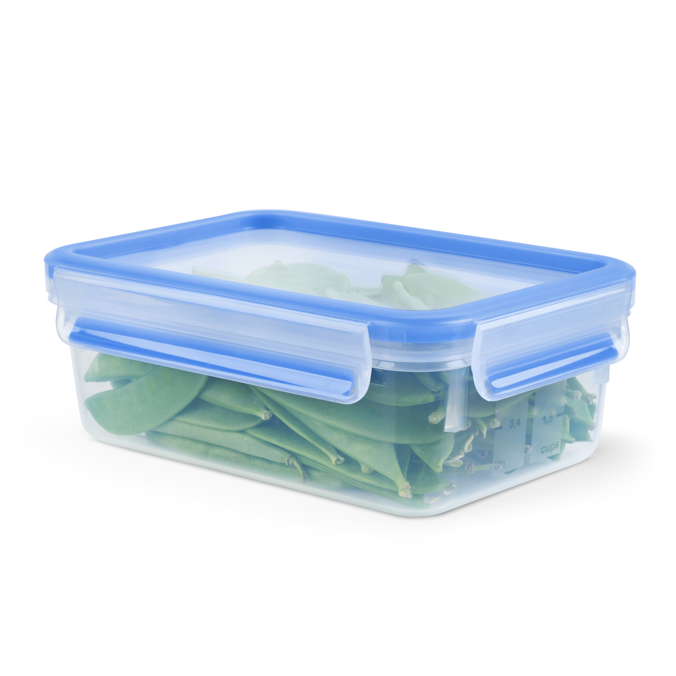 Un recipiente rectangular transparente lleno de guisantes verdes, con tapa azul.