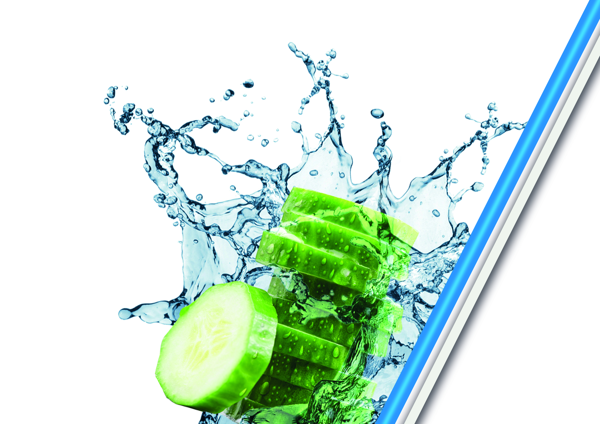 Gurkenscheiben spritzen in Wasser vor weißem Hintergrund mit blauem und weißem diagonalem Streifen.