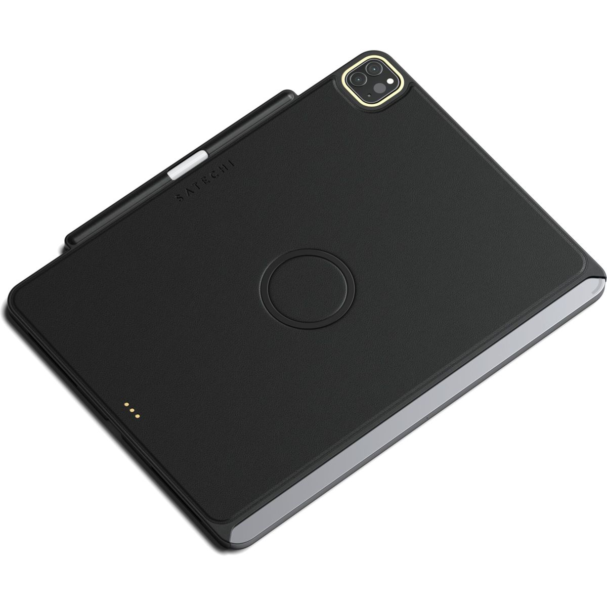 Eine schwarze iPad-Hülle mit angebrachtem Stift. Die Hülle hat ein Ladepad und die Marke Satechi.