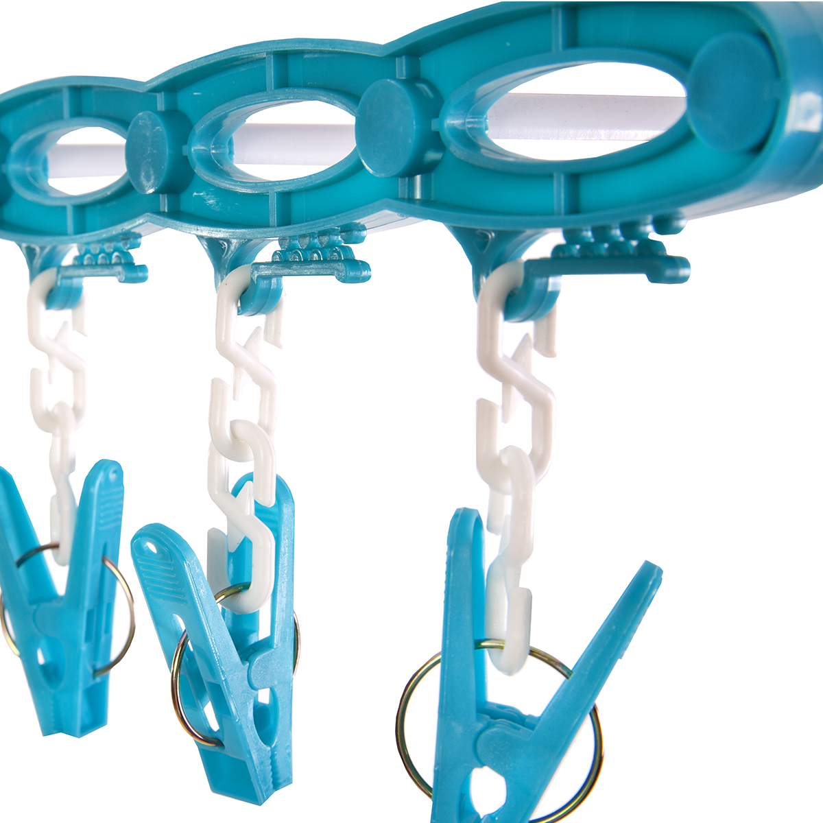Primer plano de un colgador azul y blanco. Tres cadenas blancas con pinzas azules.