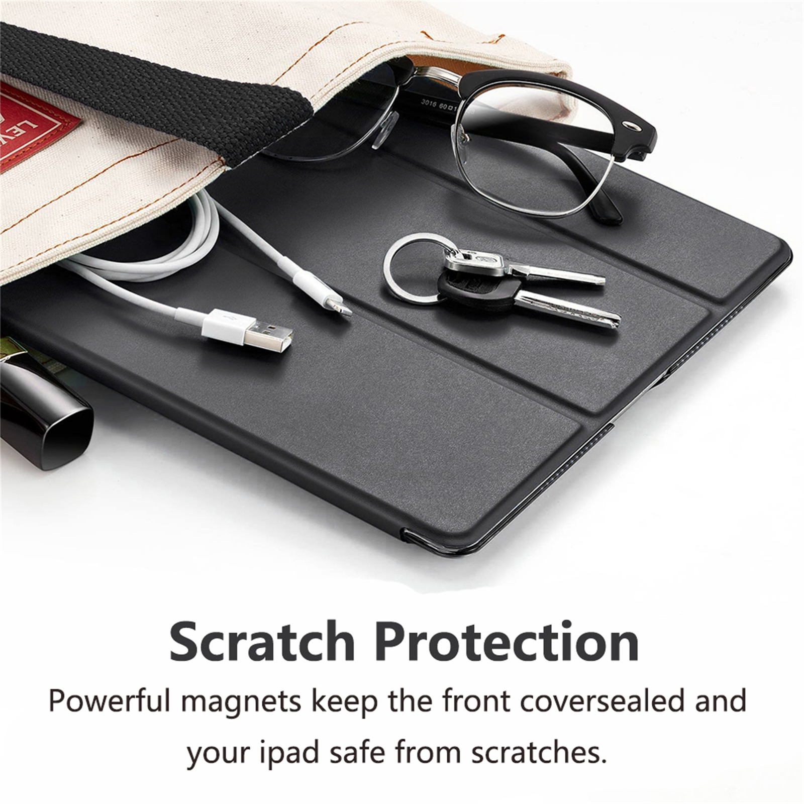 Eine schwarze iPad-Hülle mit einem weißen Ladekabel, Schlüsseln und einer Brille. Text lautet 'Kratzschutz'.
