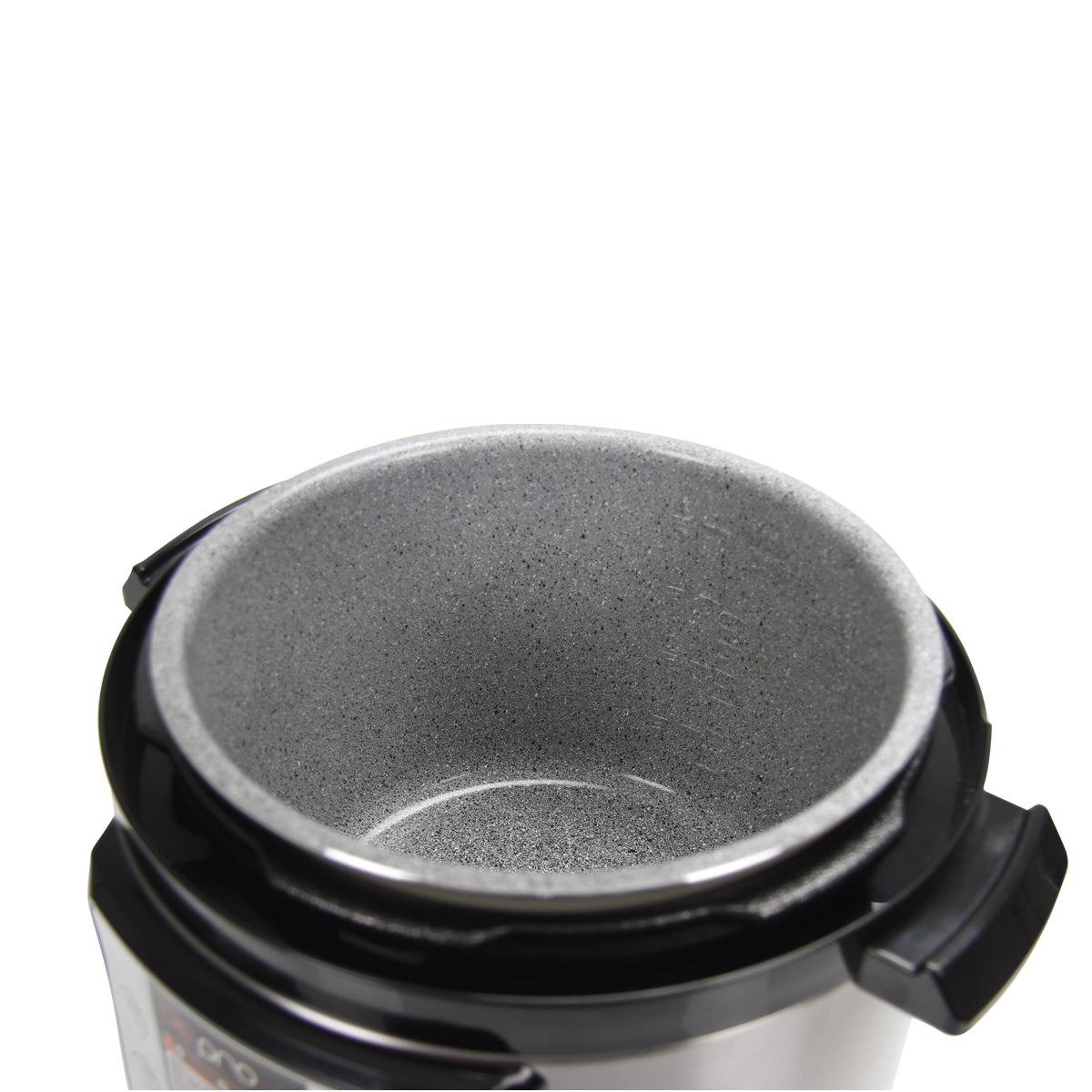 Interior abierto, gris y moteado de una olla a presión con detalles negros. Fondo blanco. Vista superior.