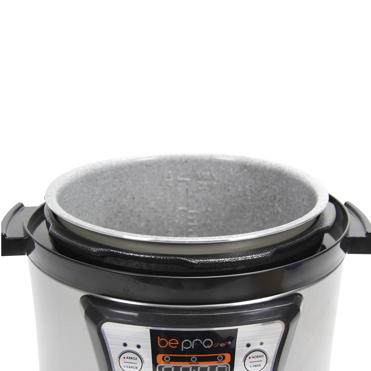 Una olla a presión abierta con la marca 'be pro chef'. Interior gris, exterior negro. Fondo blanco.