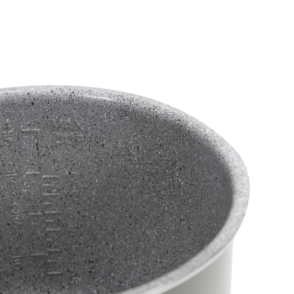 Un primer plano del interior de una olla gris. Fondo blanco.