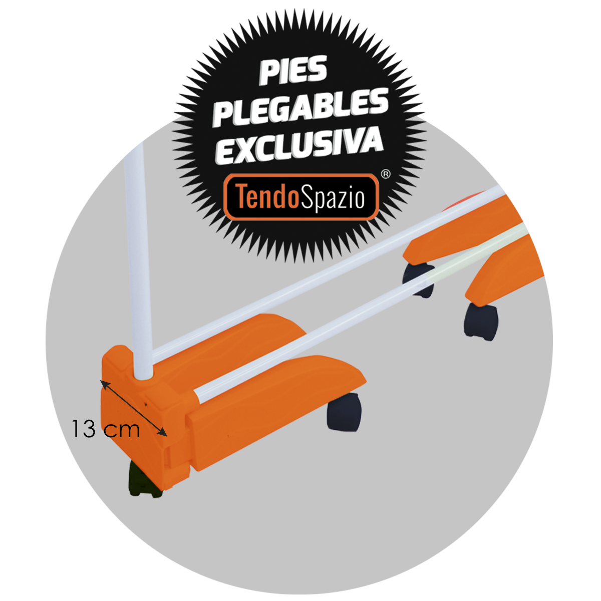 Vista de cerca de la parte inferior de un tendedero, mostrando la base naranja y el texto 'PIES PLEGABLES EXCLUSIVA'.