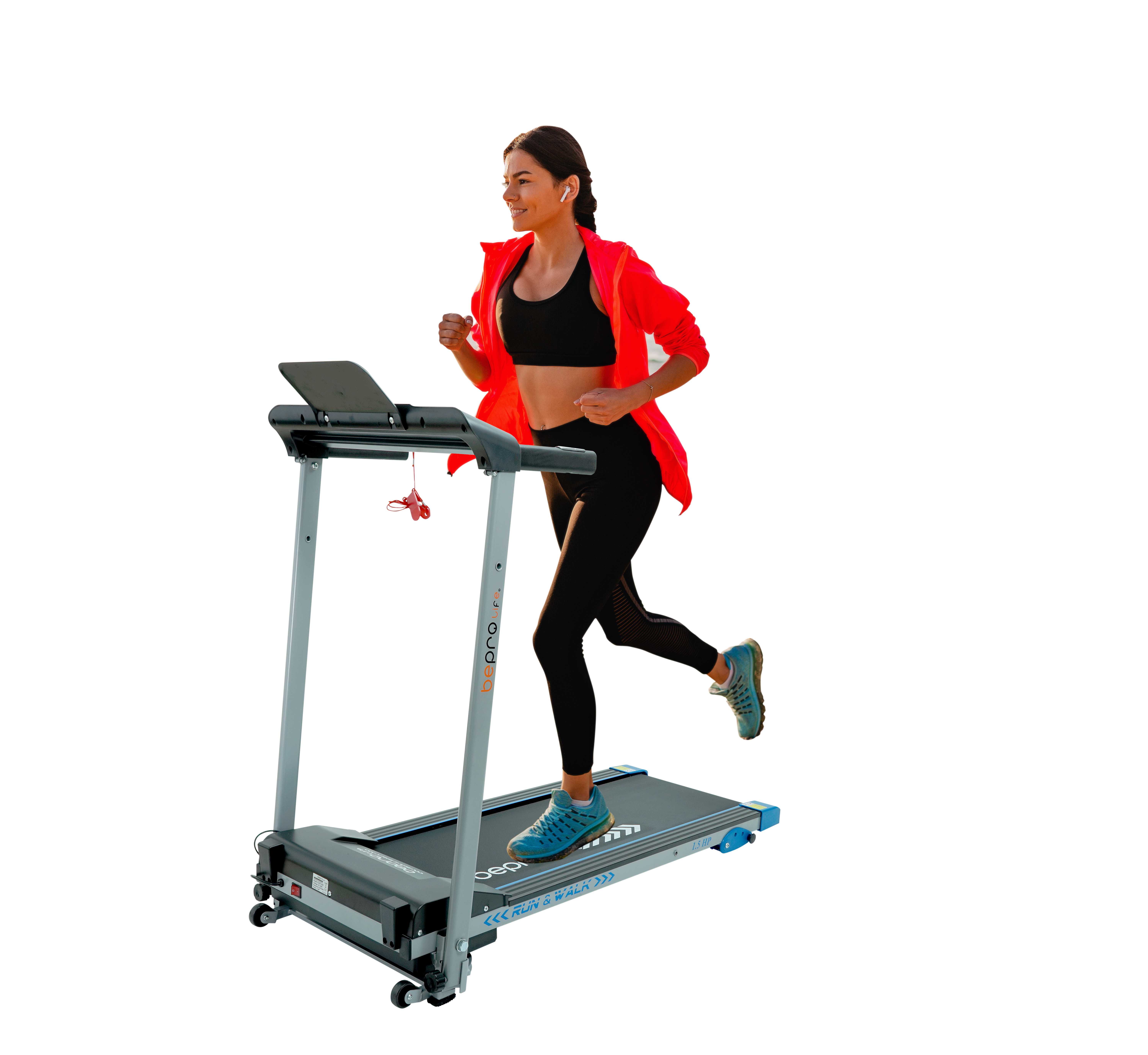 Mujer corriendo en una cinta. Lleva leggings negros, top negro y chaqueta roja. La cinta es gris.