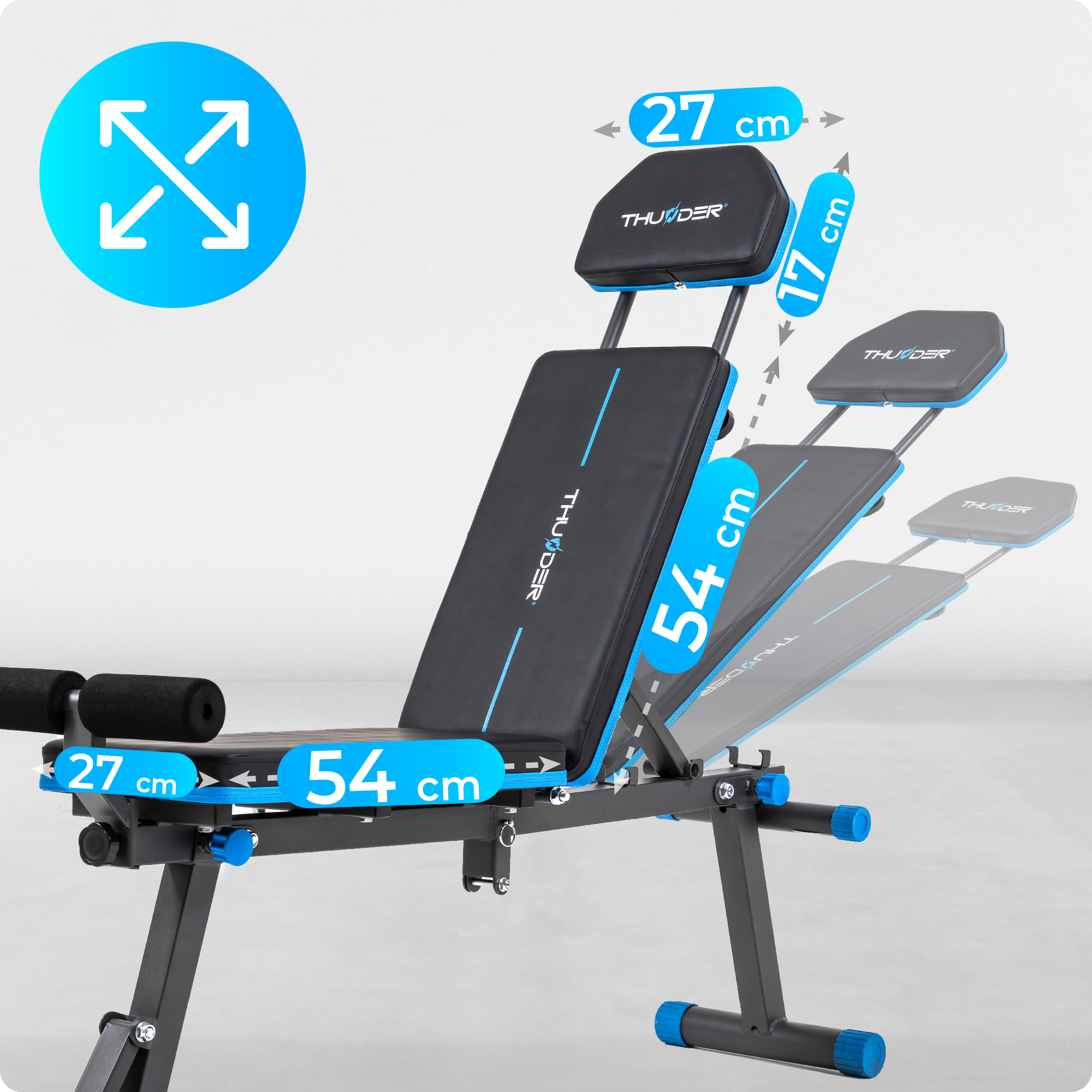 Ławka do ćwiczeń ze strzałkami wskazującymi wymiary. Jest czarna, niebieska i szara.