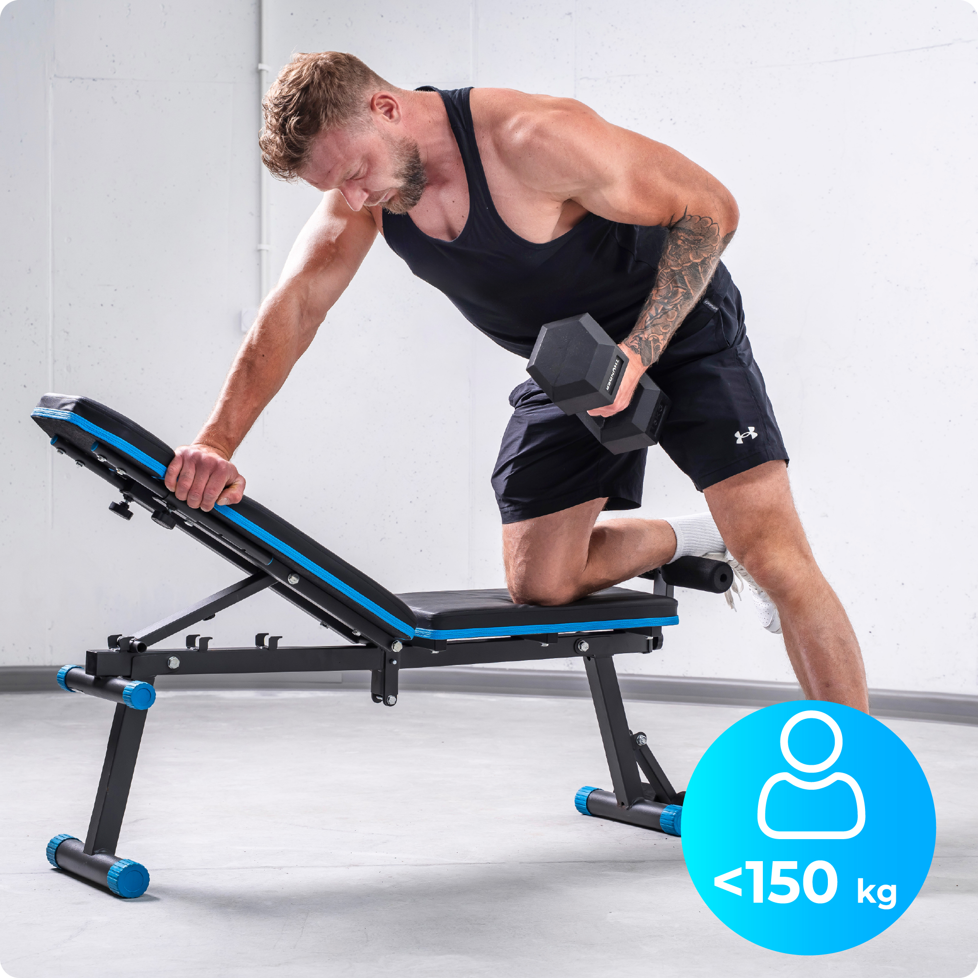 Mężczyzna podnosi hantle na ławce. Czarne szorty, podkoszulek. Widoczny znak limitu wagi.