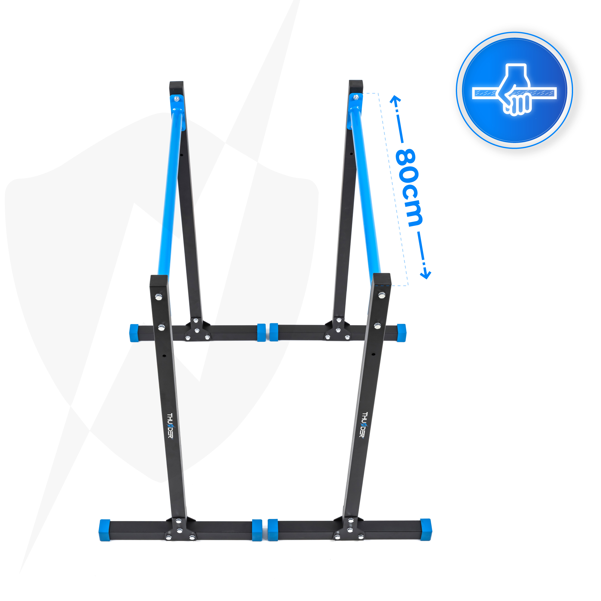 Poręcze równoległe, czarna rama, niebieskie drążki. Białe tło. Ikona dłoni i pomiar wysokości 80 cm.