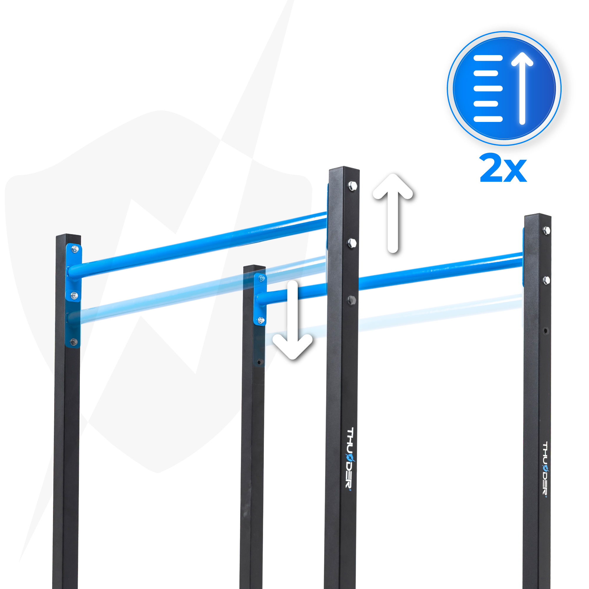 Regulowane poręcze równoległe. Niebieskie drążki, czarna rama. Strzałki wskazują kierunek regulacji.