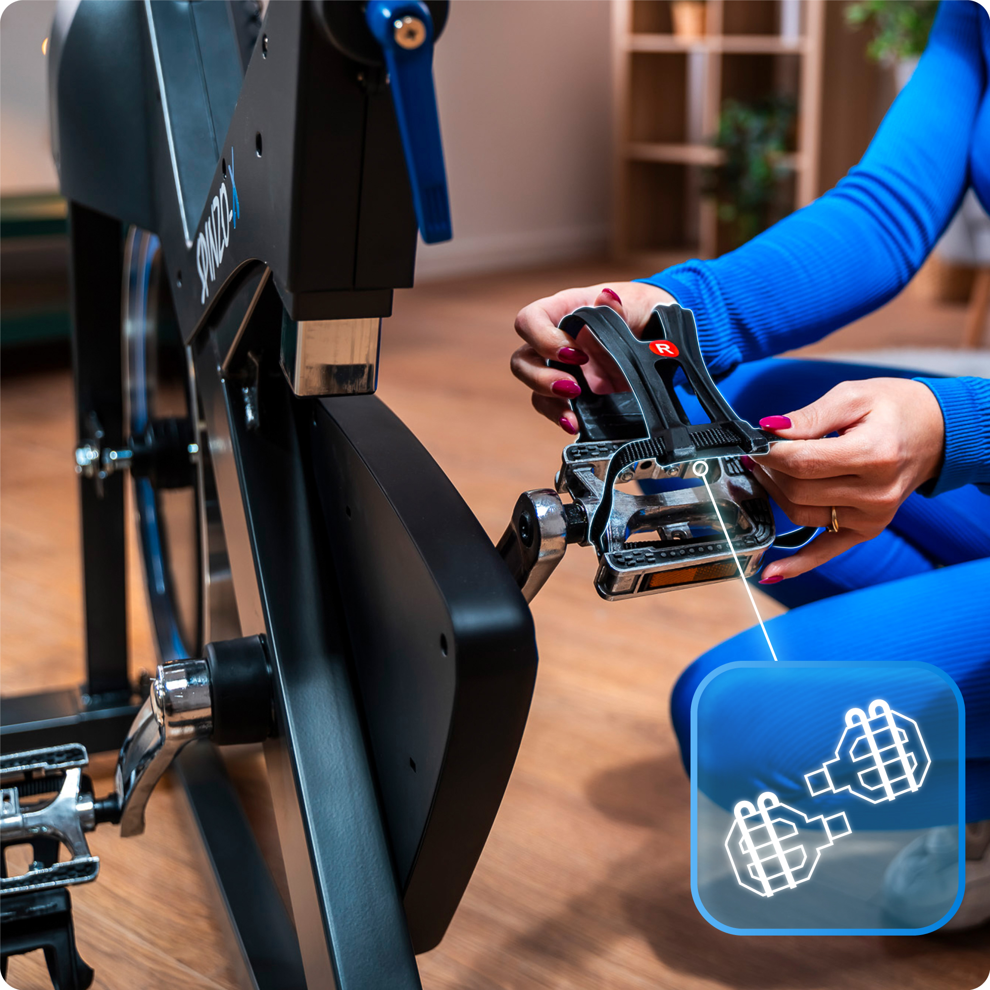 Kobieta regulująca pedał roweru stacjonarnego. Zbliżenie na punkt połączenia.