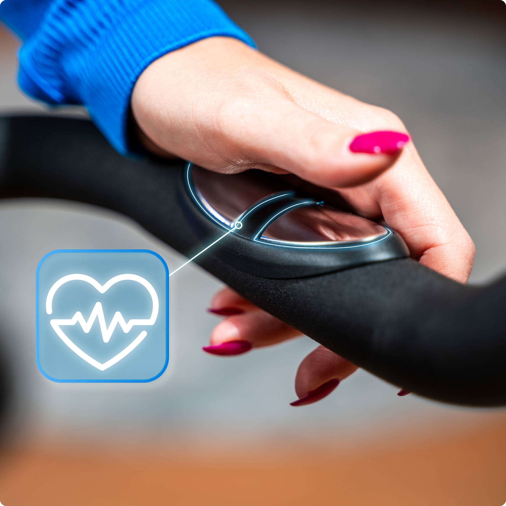 Dłoń na rowerze stacjonarnym. Ikona wyświetlacza monitora pracy serca. Niebieskie tło.