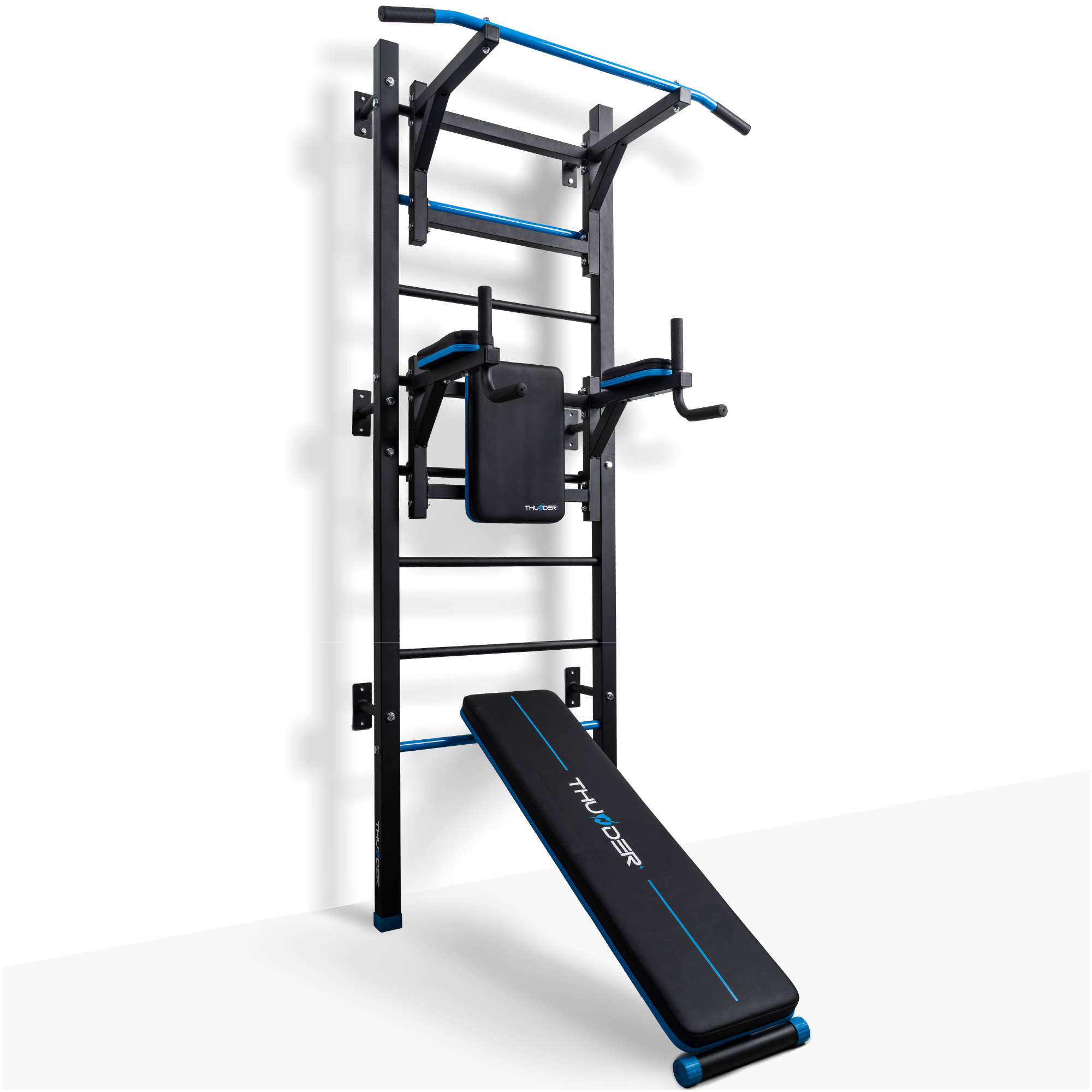 Czarny i niebieski, montowany na ścianie zestaw do ćwiczeń z drążkiem do podciągania, poręczami i ławką.