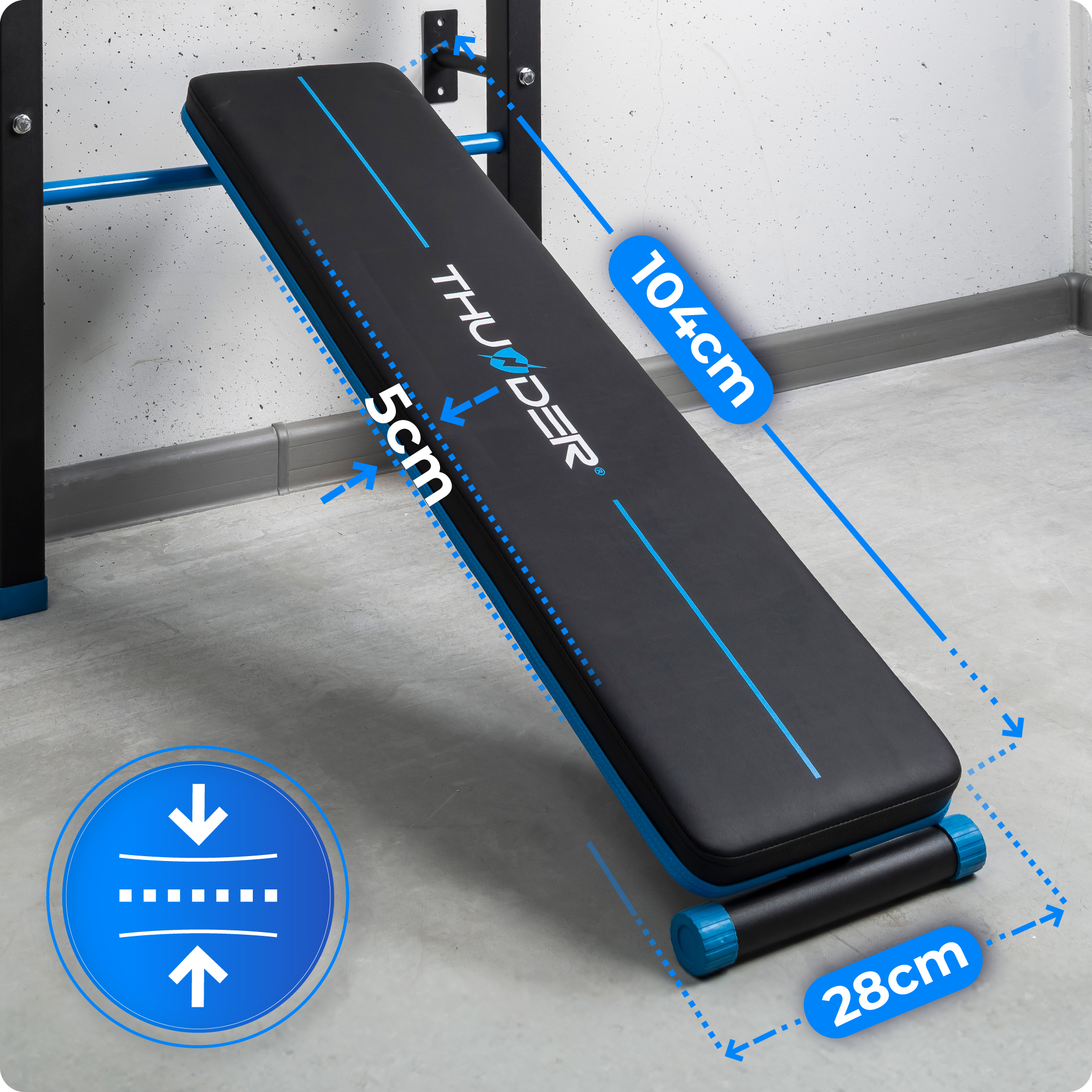 Czarna ławka zamontowana na ścianie z pomiarami. Ma niebieskie akcenty i czarny wałek.