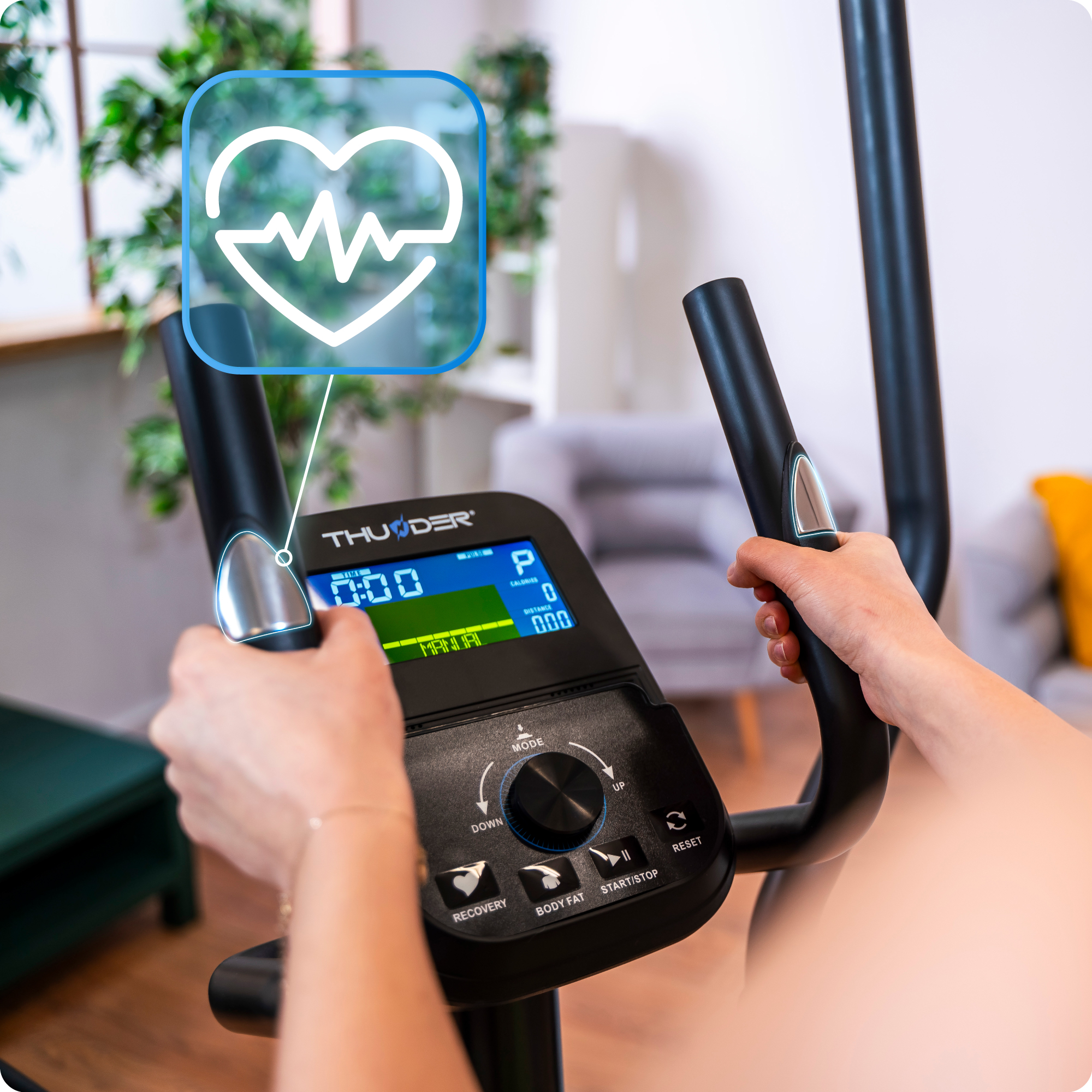 Zbliżenie dłoni osoby na maszynie eliptycznej. Wyświetlane jest tętno i tryb.