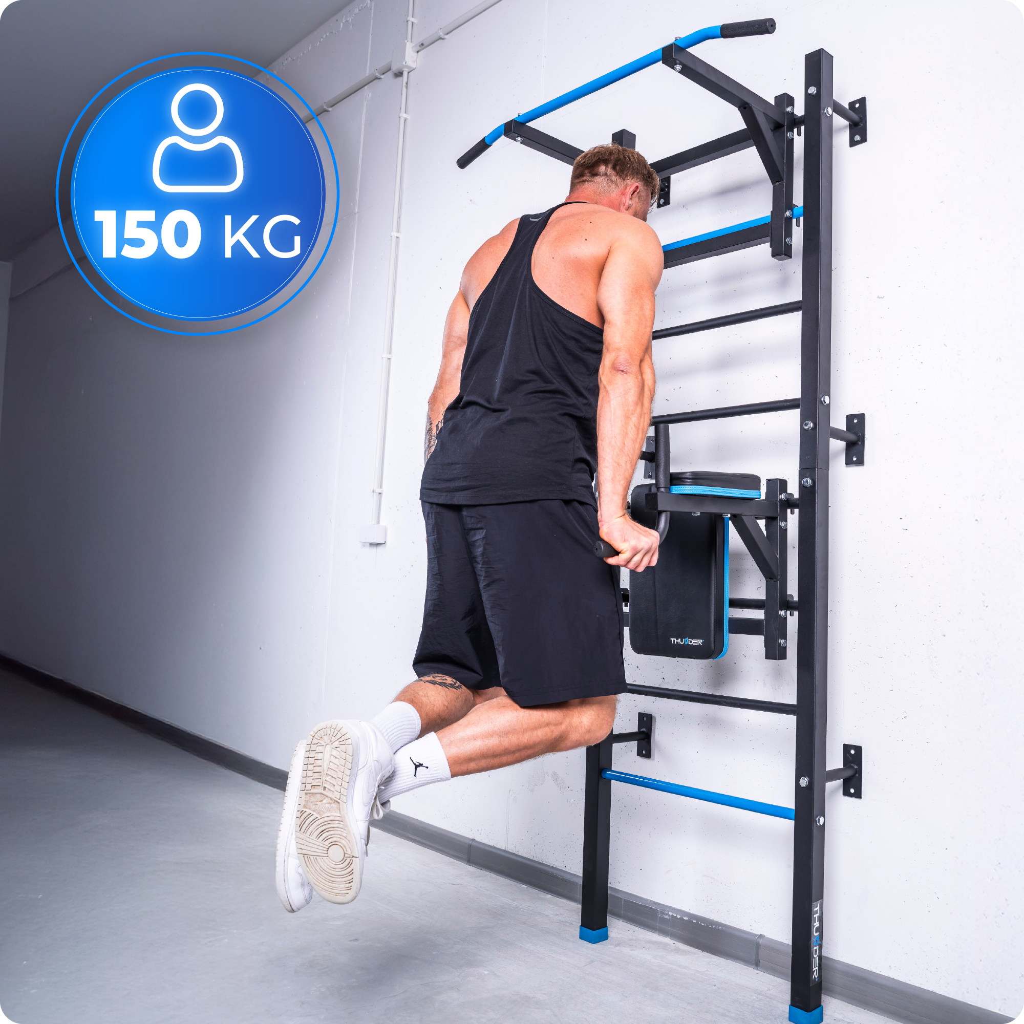 Mężczyzna robiący podciągnięcia na czarno-niebieskiej stacji treningowej z limitem wagowym w okręgu.