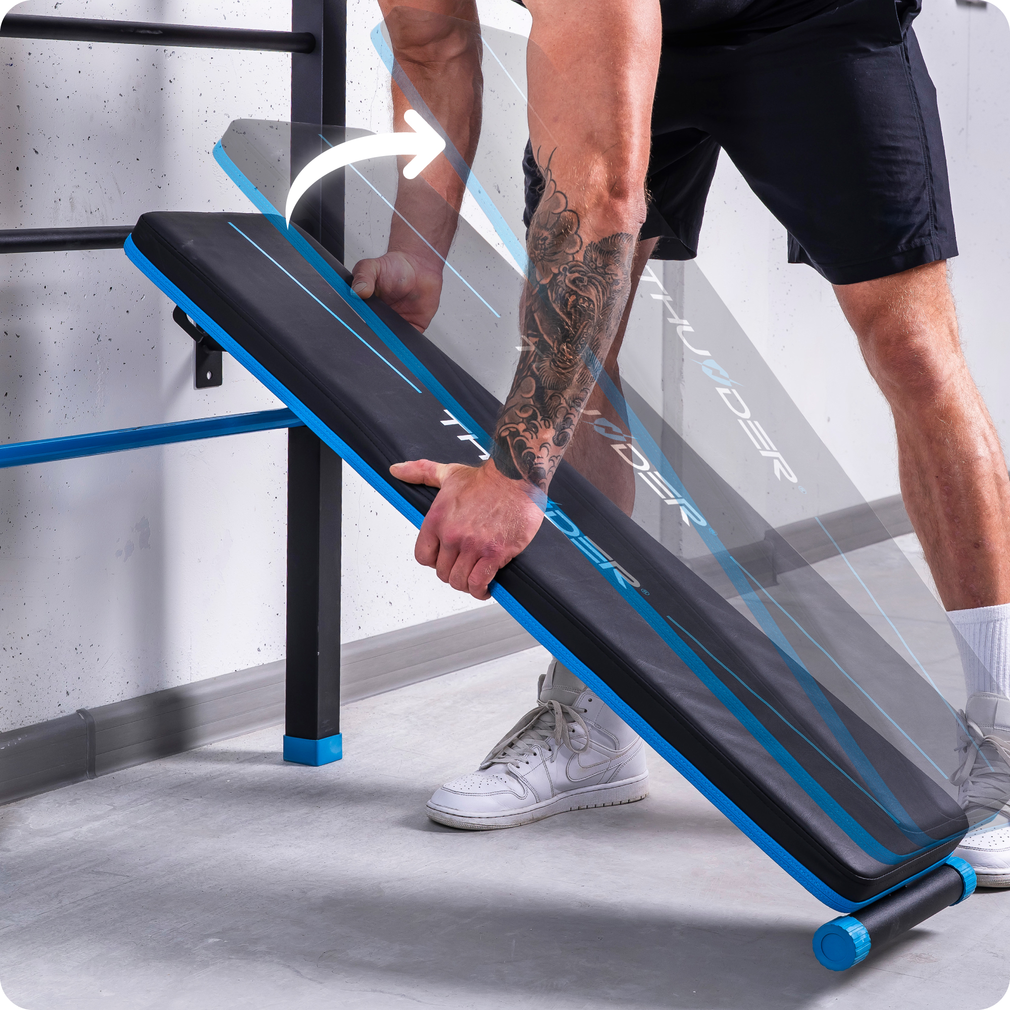 Mężczyzna używający ławki do ćwiczeń, ze strzałką pokazującą ruch.