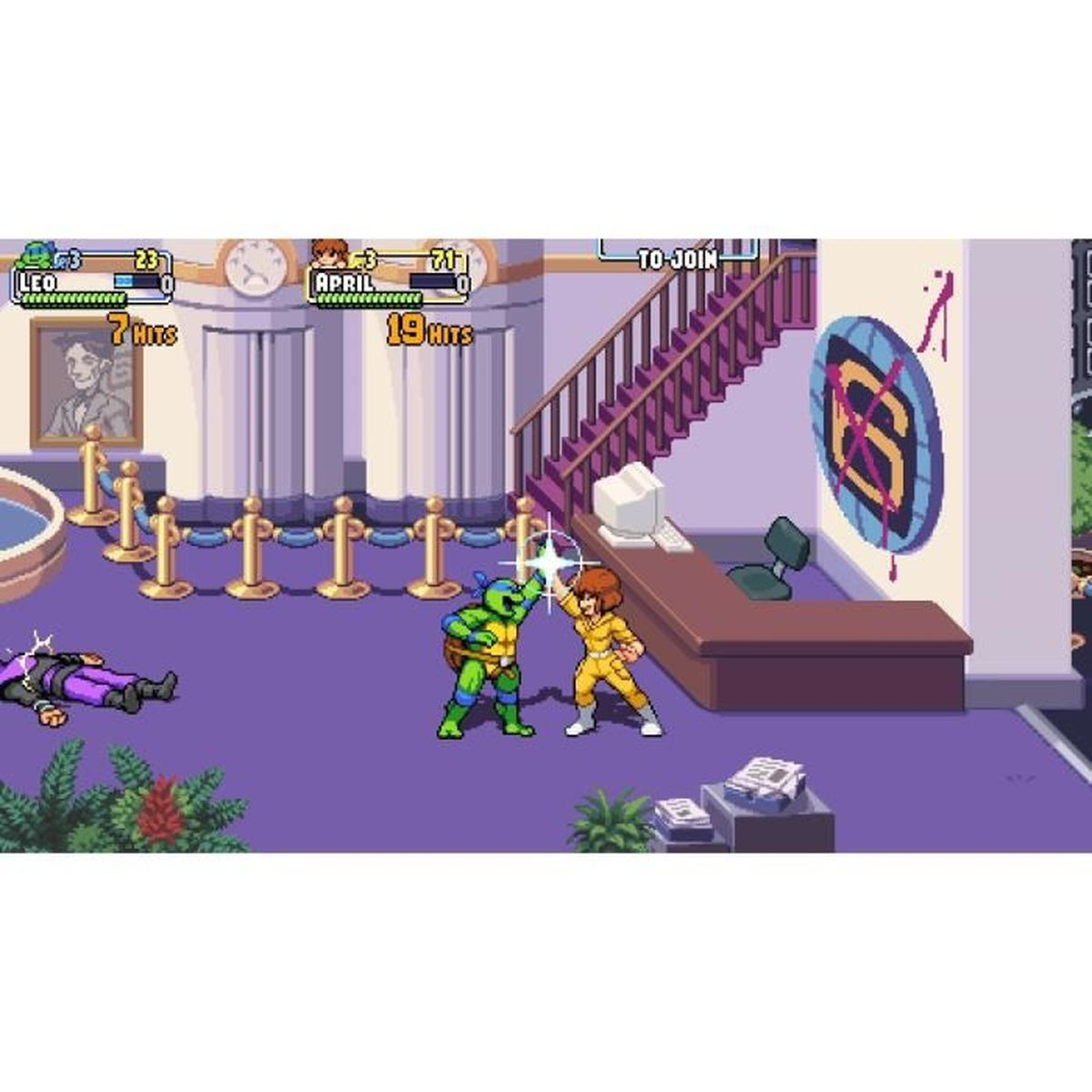 Una scena di videogioco pixelata. Due personaggi combattono in una stanza viola con scale e un bancone.