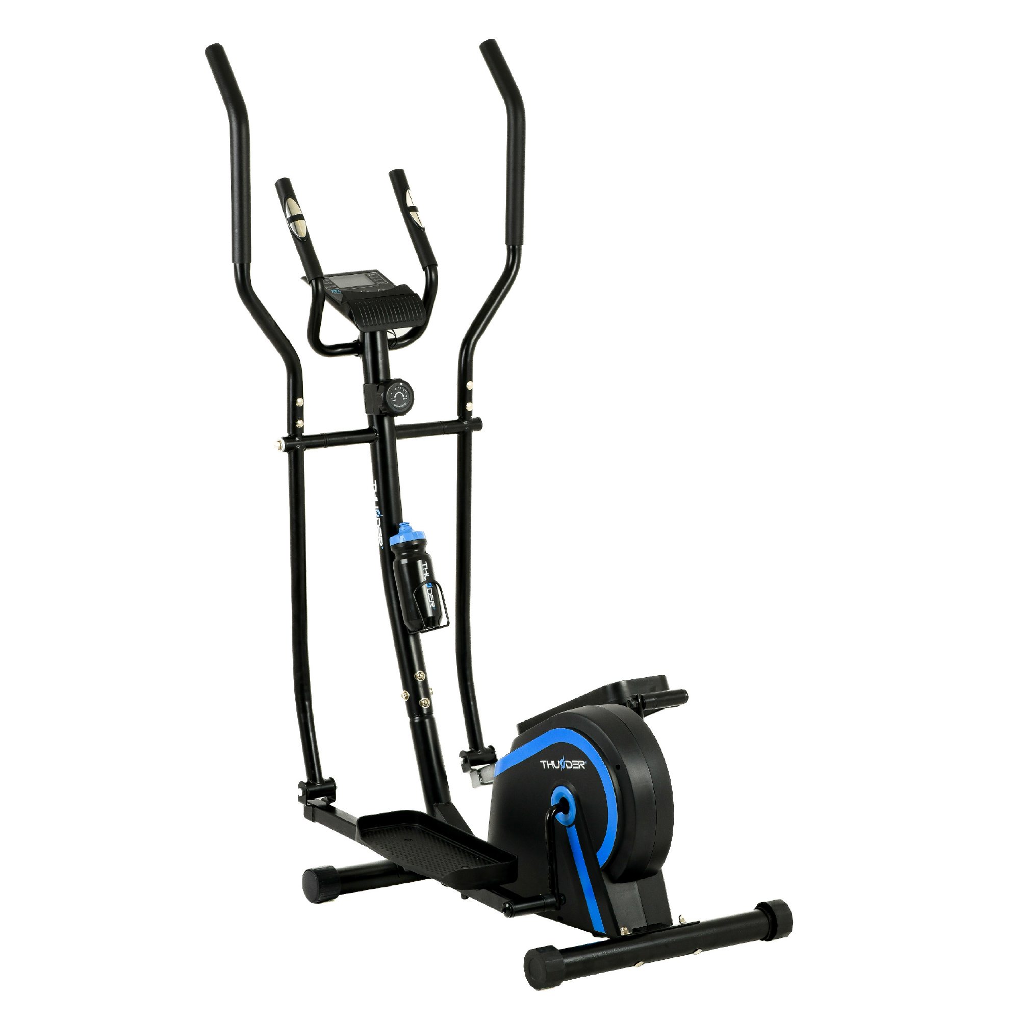Eliptyczna maszyna do ćwiczeń z czarno-niebieskimi akcentami. Białe tło.