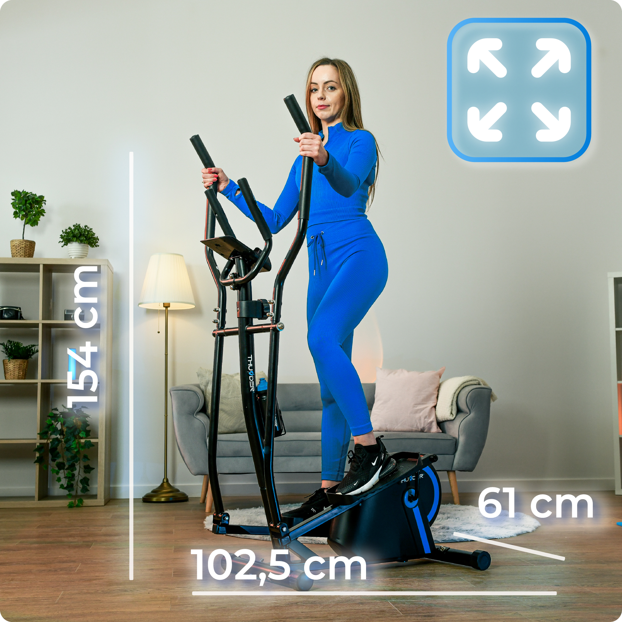 Kobieta korzystająca z maszyny eliptycznej. Wymiary i sofa są pokazane.