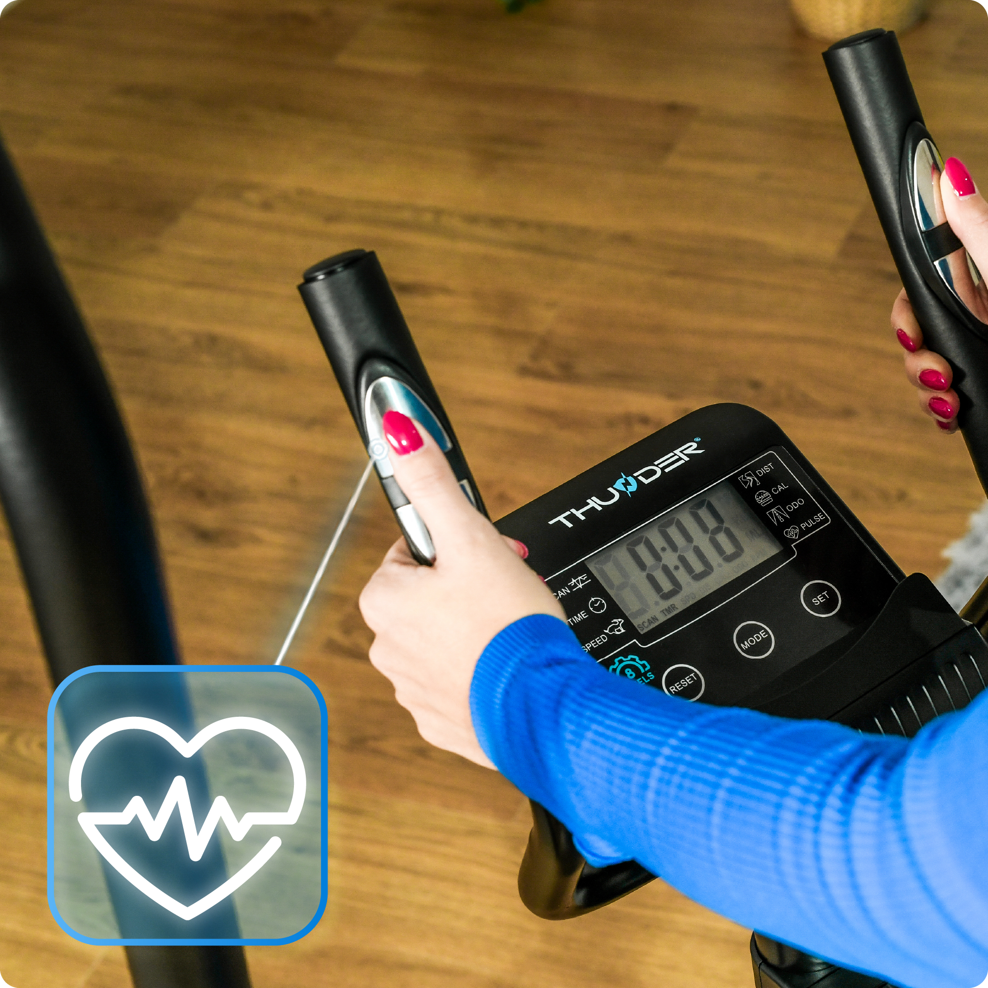 Osoba korzystająca z maszyny do ćwiczeń, pokazująca wyświetlacz z czasem i innymi metrykami. Widoczny czerwony lakier do paznokci.