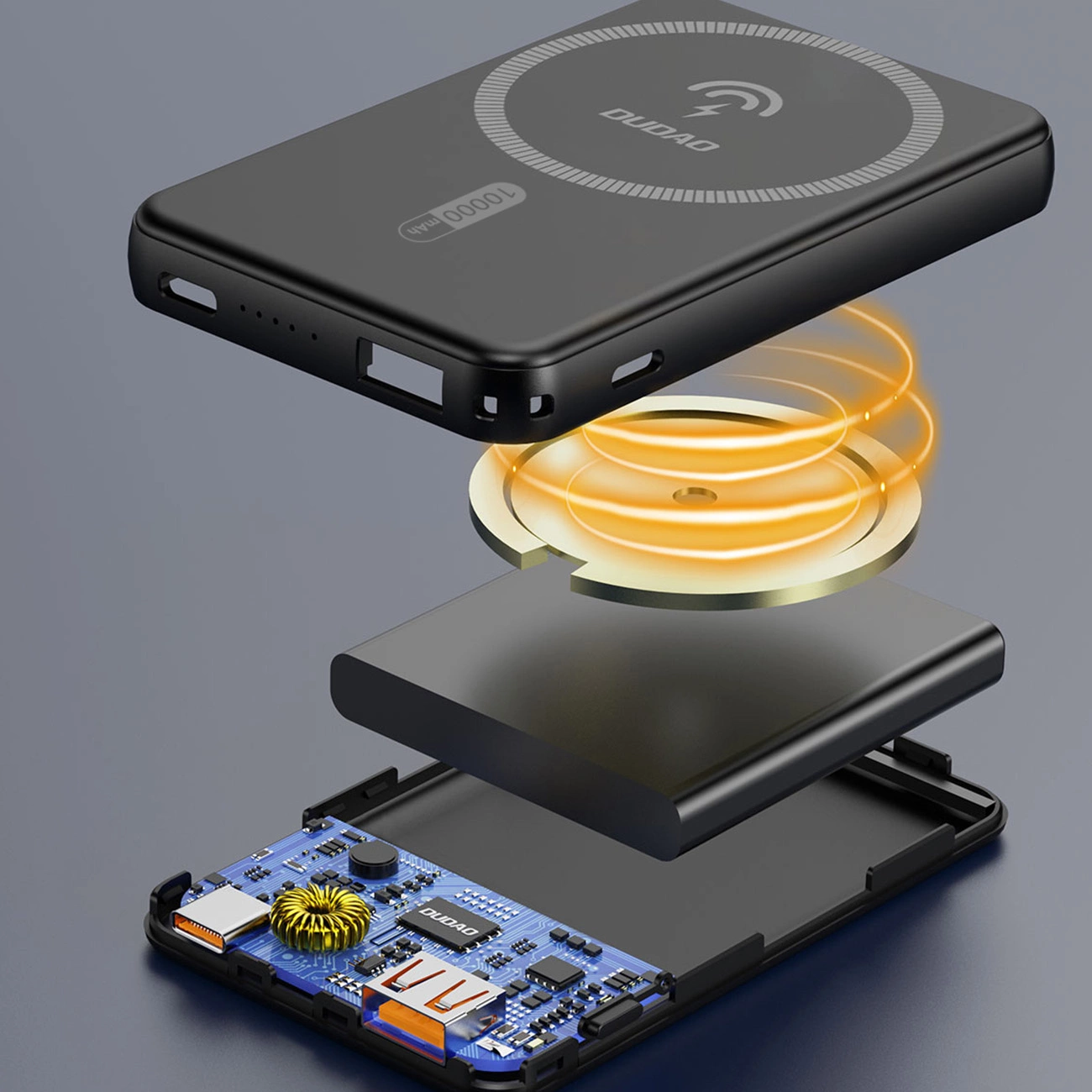 Widok rozłożony czarnego power banku, pokazujący elementy wewnętrzne i cewkę ładowania bezprzewodowego, na czarnej powierzchni.