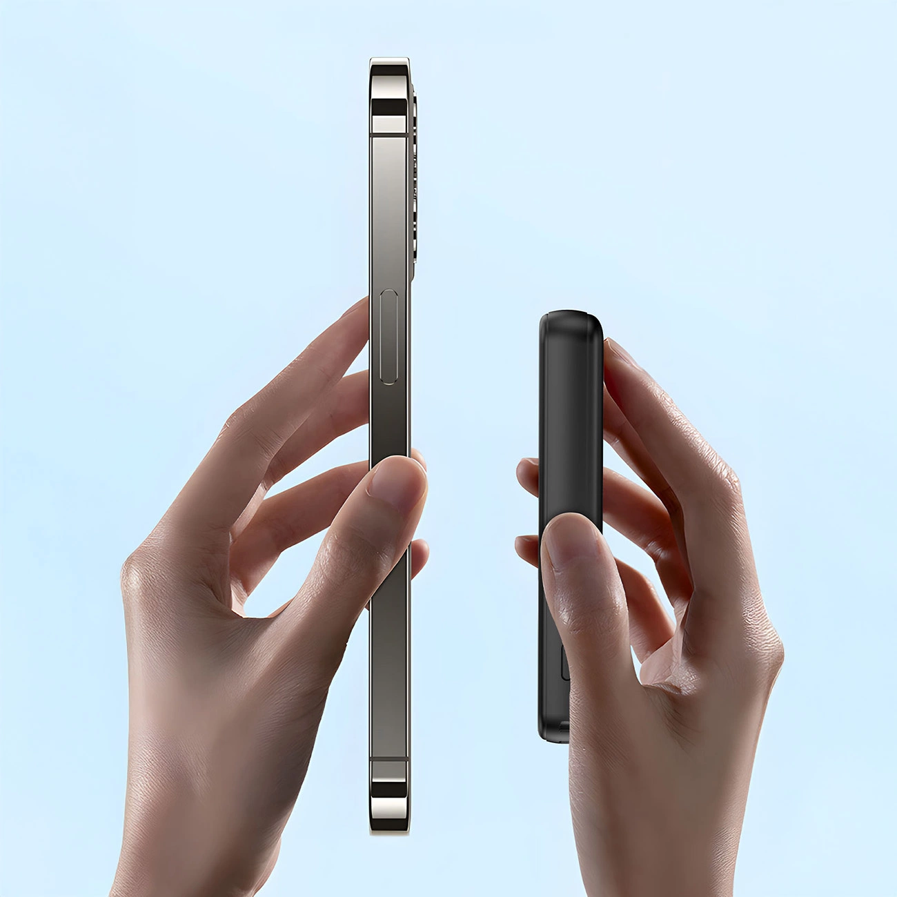 Osoba trzymająca telefon i ładowarkę. Telefon jest obok ładowarki.