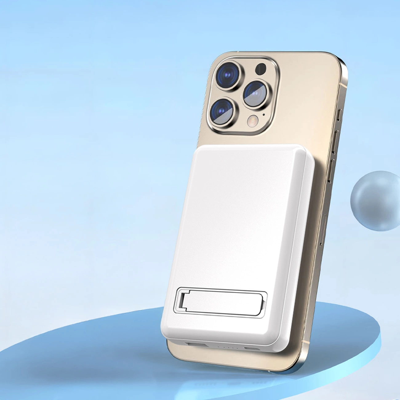 Złoty telefon z dołączoną białą ładowarką. Biała ładowarka ze stojakiem na telefonie.