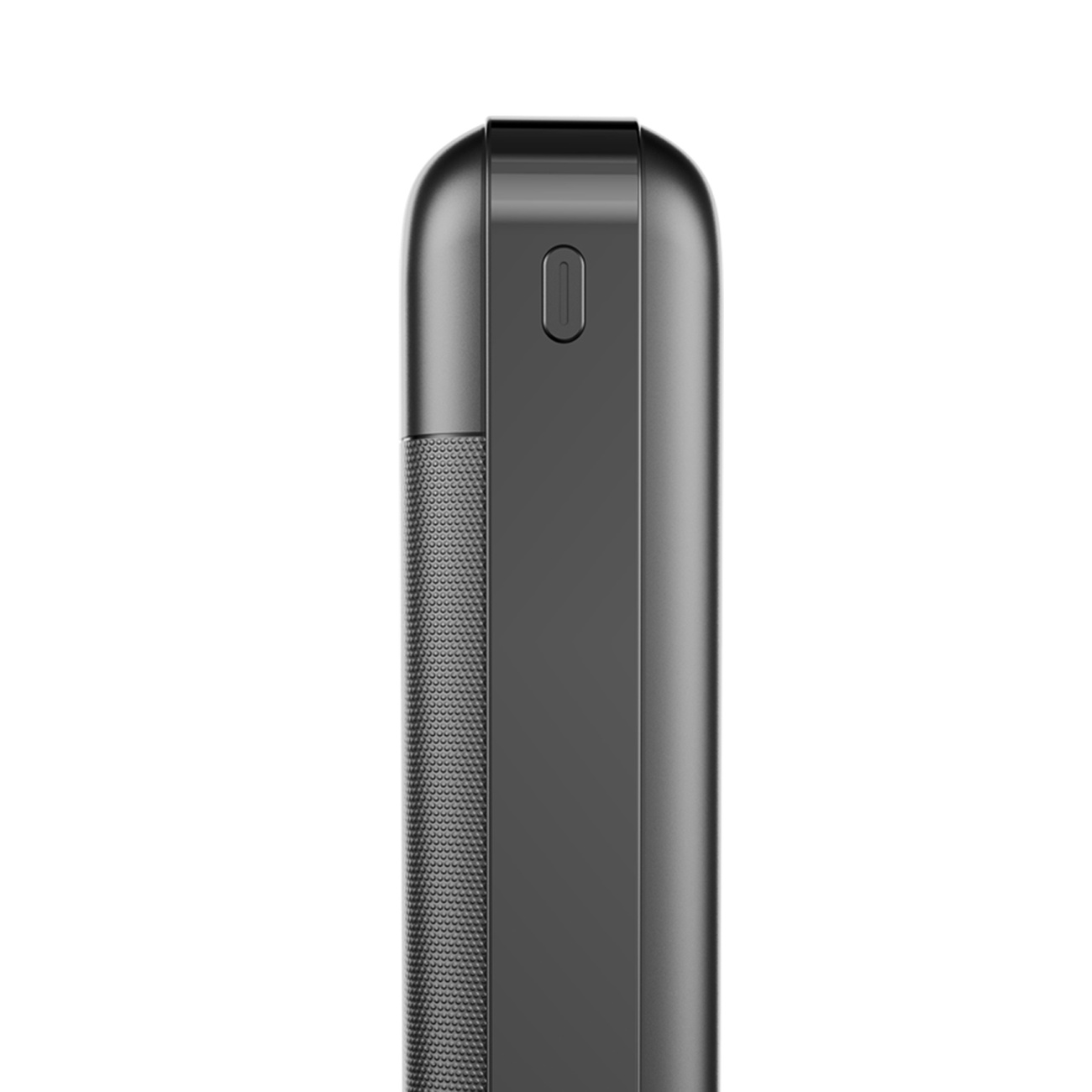 Primo piano di un power bank nero. Ha una superficie strutturata e un pulsante laterale.