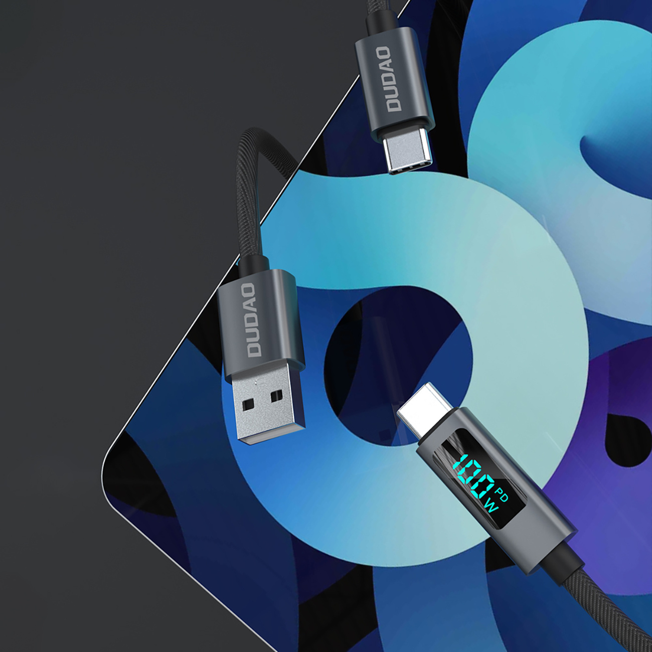 Trzy kable ładujące DUDOA z różnymi typami złączy, na niebieskim tle.