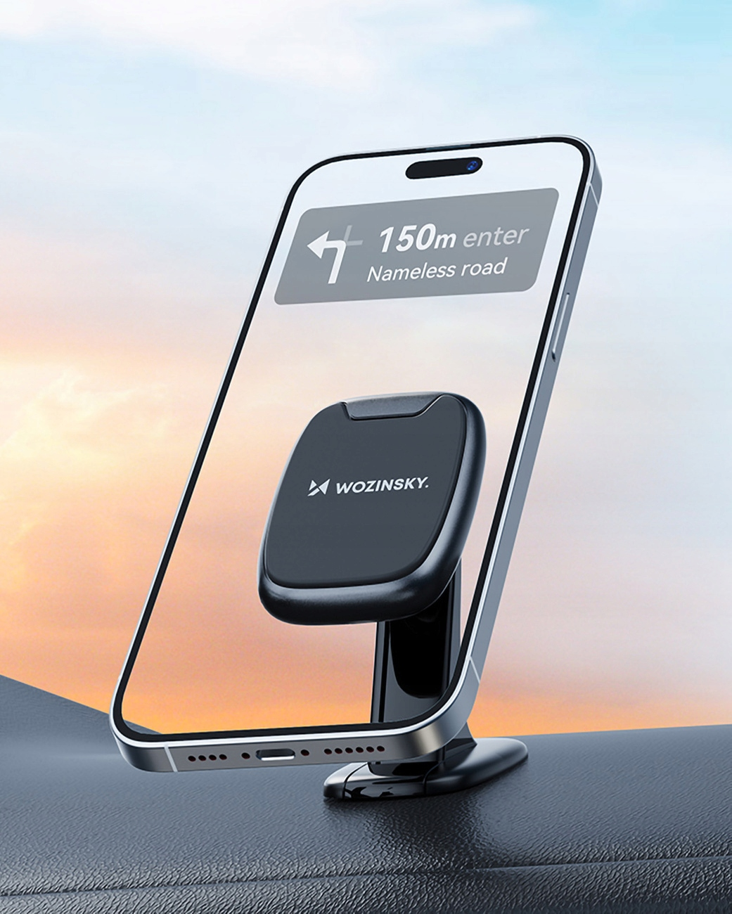 Telefon na uchwycie pokazujący mapę z nawigacją. Uchwyt jest czarny z logo WOZINSKY. Tło nieba.