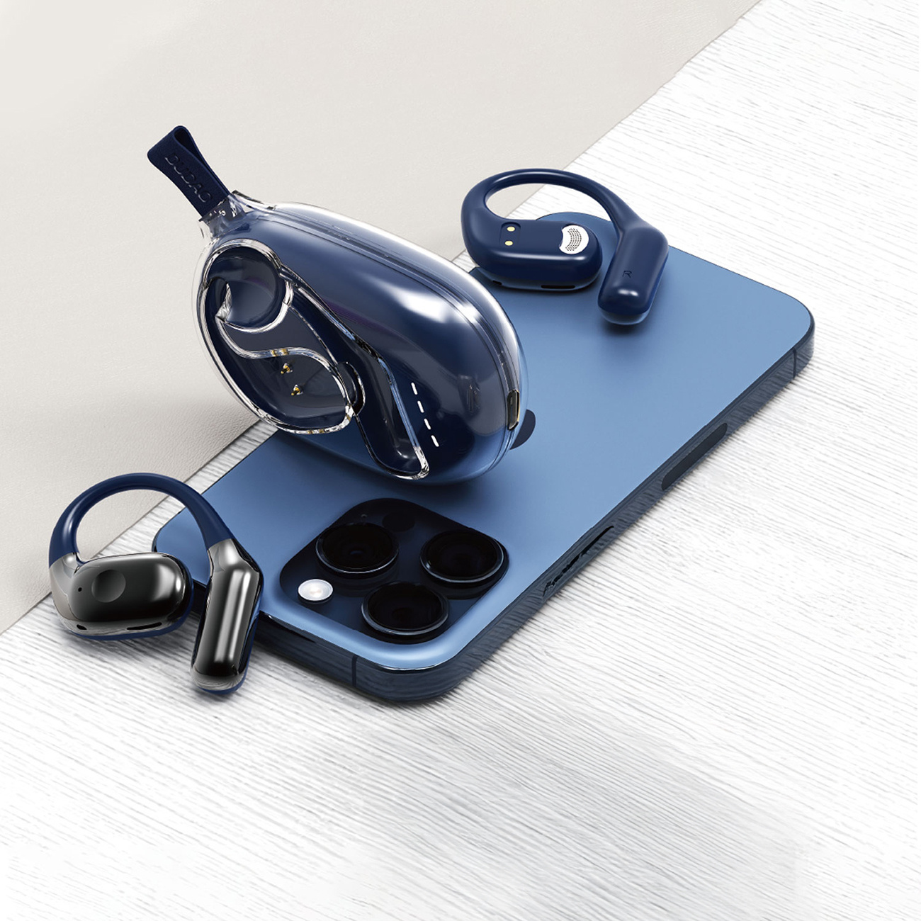 Auricolari e custodia di ricarica su un telefono blu, con uno sfondo bianco. Gli auricolari sono per metà nella custodia.