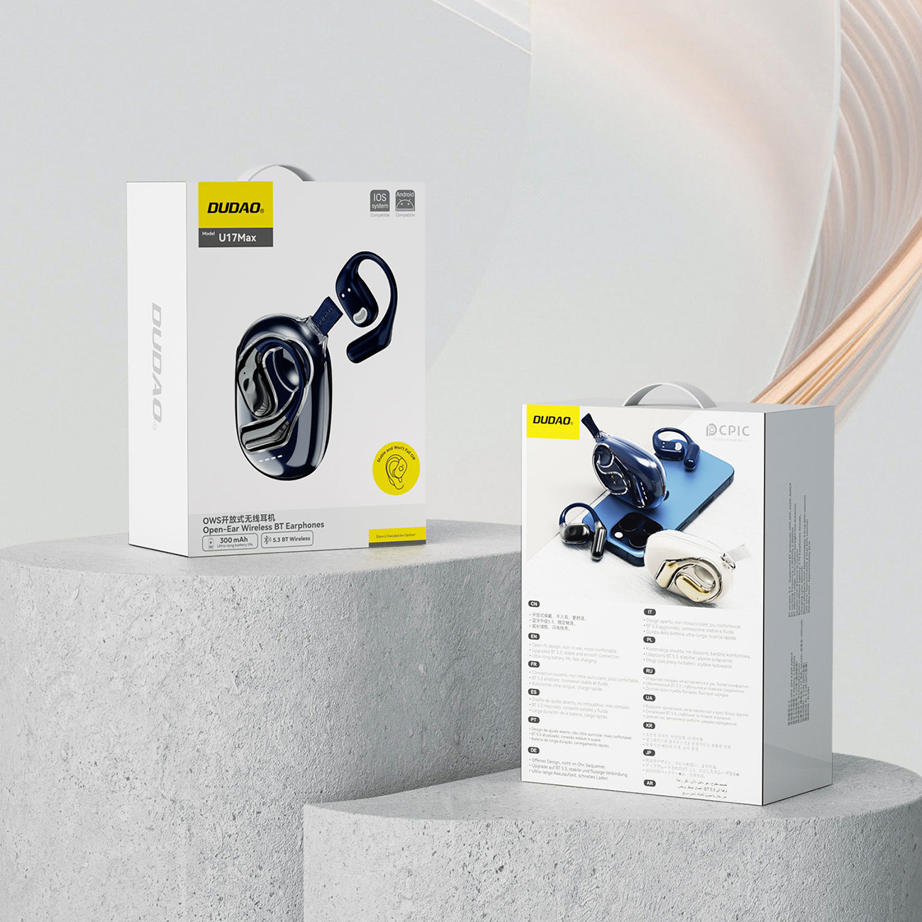 Due scatole con auricolari. Una mostra un auricolare, l'altra mostra un auricolare su un telefono blu con altri accessori.