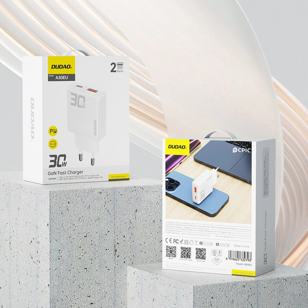 Dwa pudełka pokazujące białą ładowarkę. Jedno pokazuje ładowarkę, drugie pokazuje ładowarkę na niebieskim telefonie.